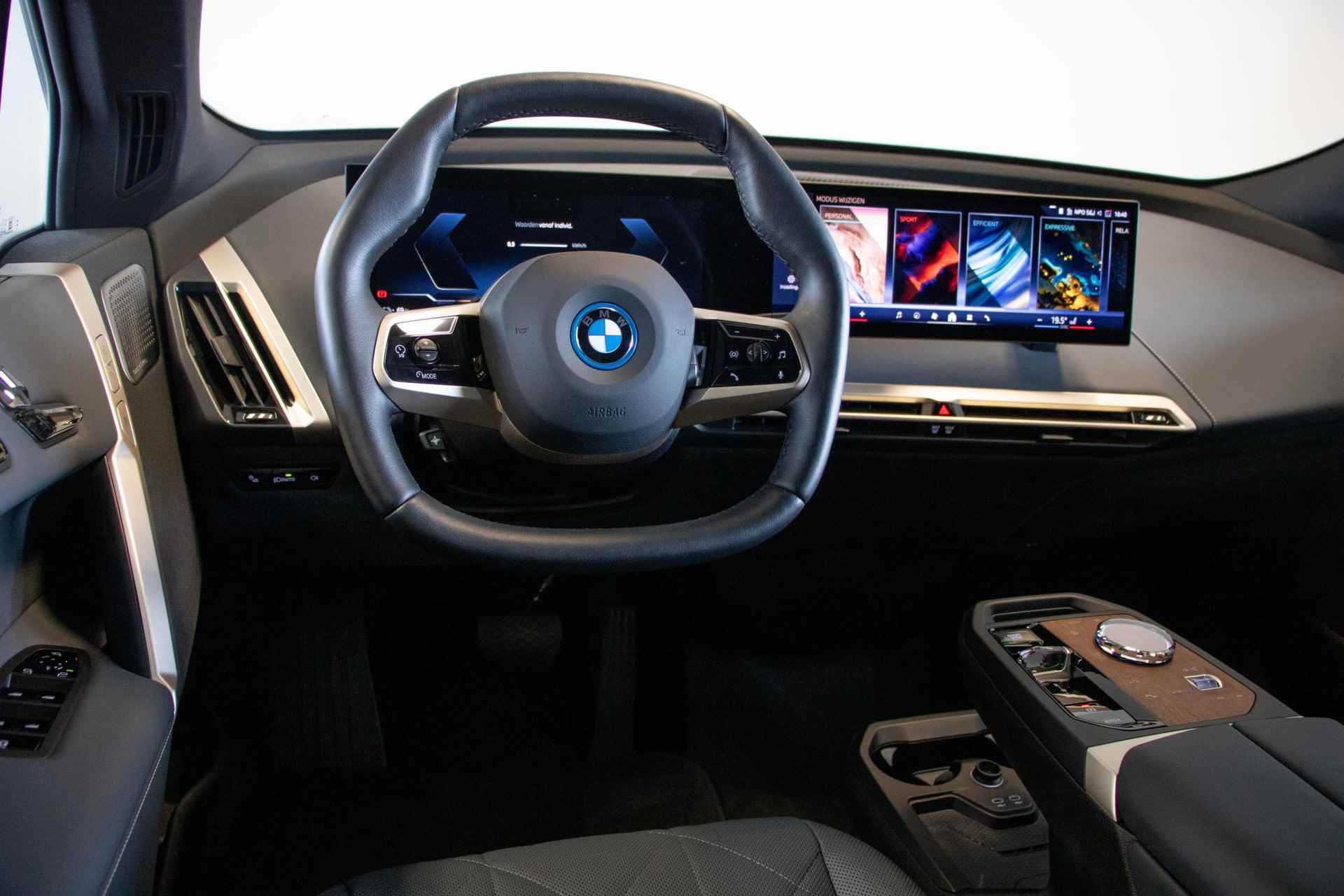 BMW iX xDrive50 - 12/35