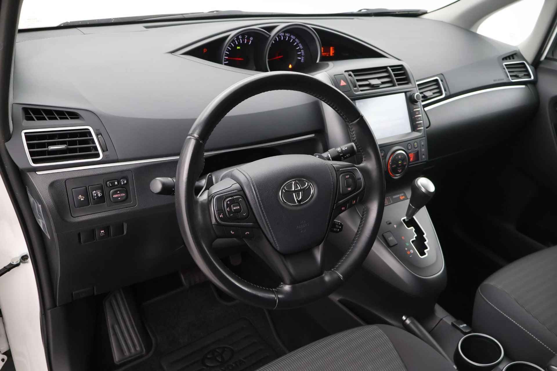 Toyota Verso 1.8 VVT-i Aspiration 7p. Trekhaak Navigatie Automaat - 2/37