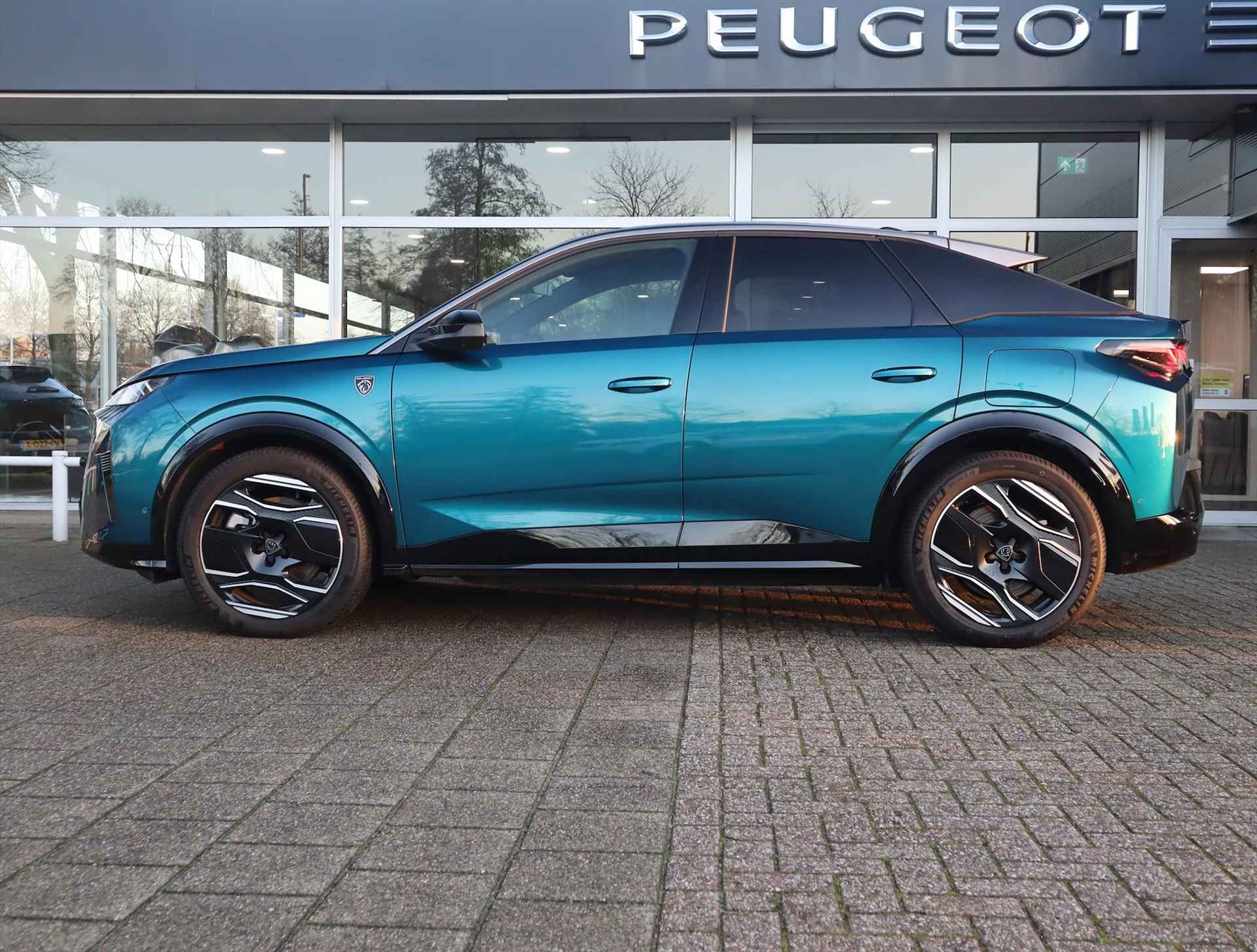 PEUGEOT 3008 EV GT 73 kWh 210PK Automaat, Rijklaarprijs, Trekhaak  Leder Stoelverwarming Stoelventilatie Panoramadak Warmtepomp - 2/79