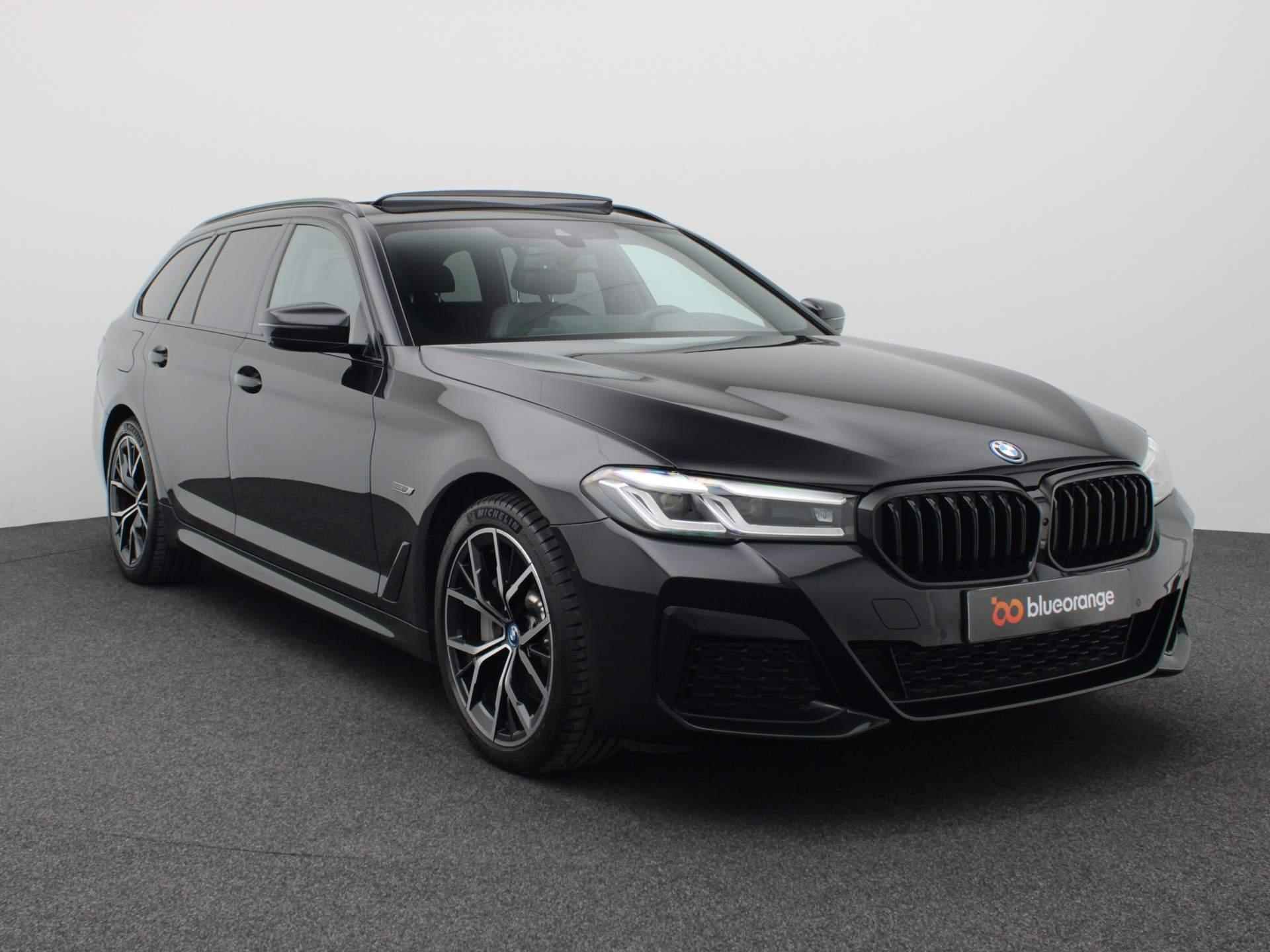 BMW 5-serie Touring 530e xDrive M-Sport 292PK AUT8 Keyless, Surround Camera, Head-Up Display, Hifi, Panoramadak, Trekhaak, 19" LM Velgen - 12/52