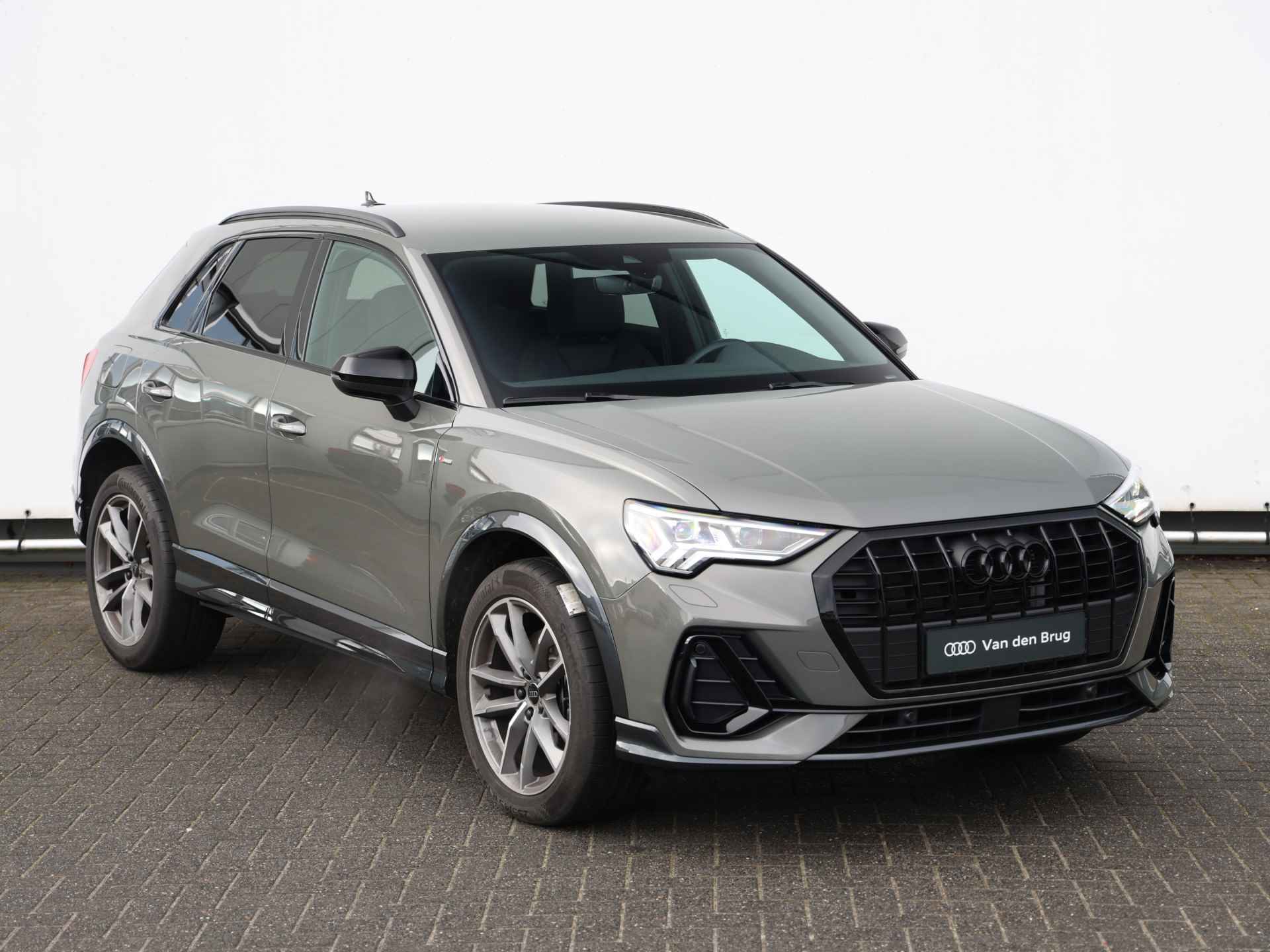 Audi Q3 45 TFSI e S edition 245pk | SONOS | Camera | Stoelverwarming | Keyless | Elek. best. stoel | Trekhaak | Matrix LED | 19" Velgen | Rood stiksel - 3/40