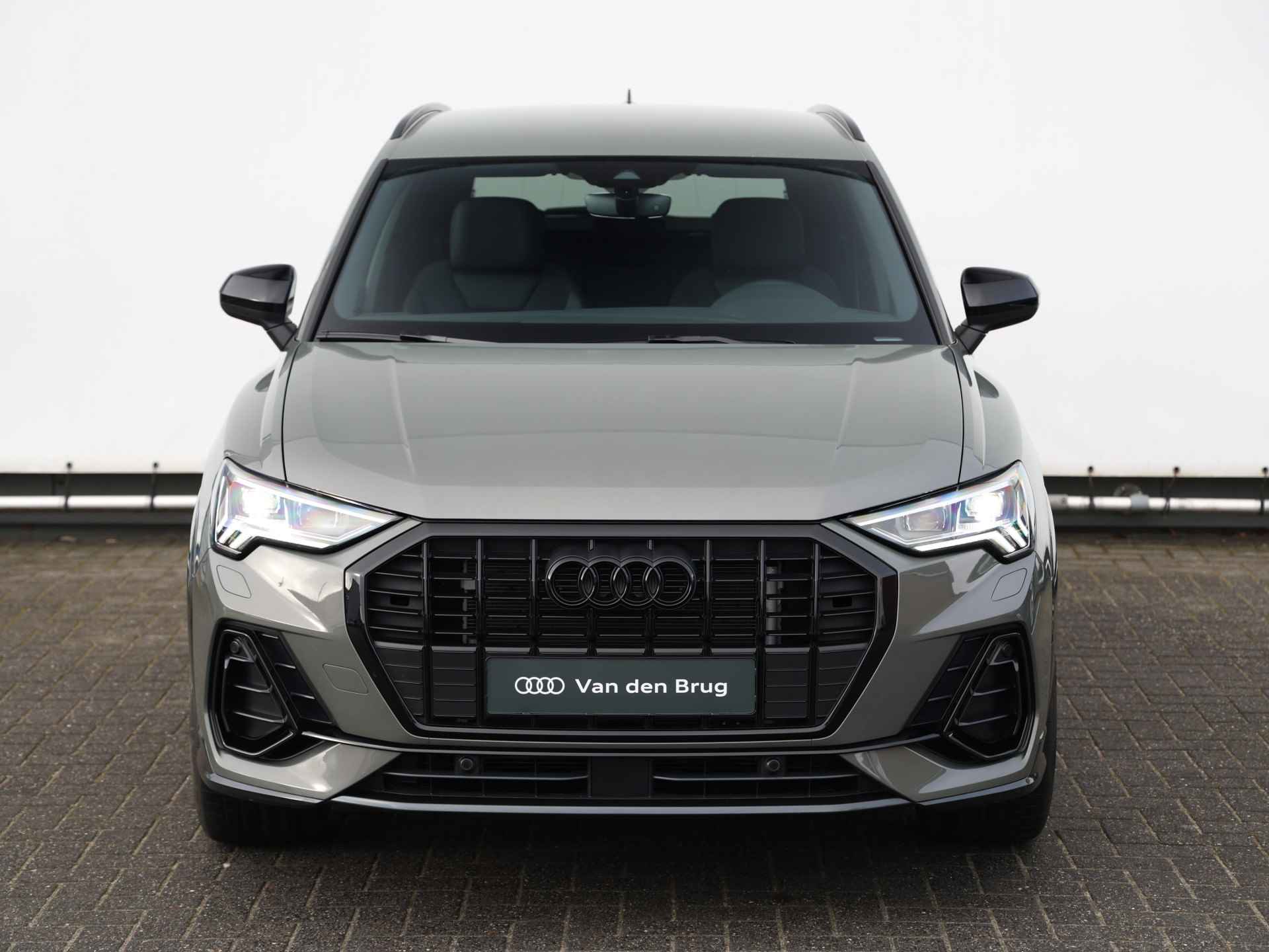 Audi Q3 45 TFSI e S edition 245pk | SONOS | Camera | Stoelverwarming | Keyless | Elek. best. stoel | Trekhaak | Matrix LED | 19" Velgen | Rood stiksel - 4/40