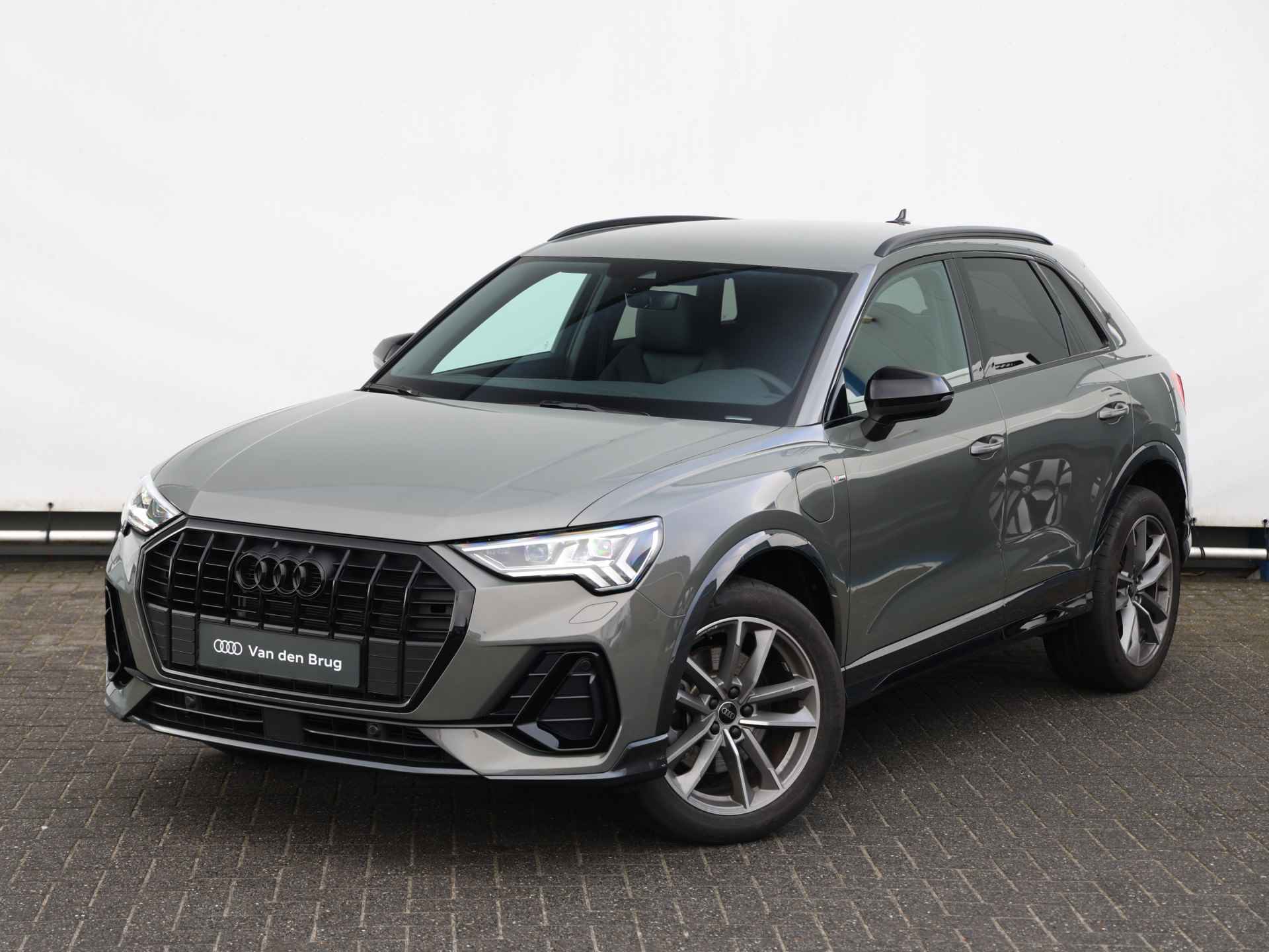 Audi Q3 45 TFSI e S edition 245pk | SONOS | Camera | Stoelverwarming | Keyless | Elek. best. stoel | Trekhaak | Matrix LED | 19" Velgen | Rood stiksel - 14/40