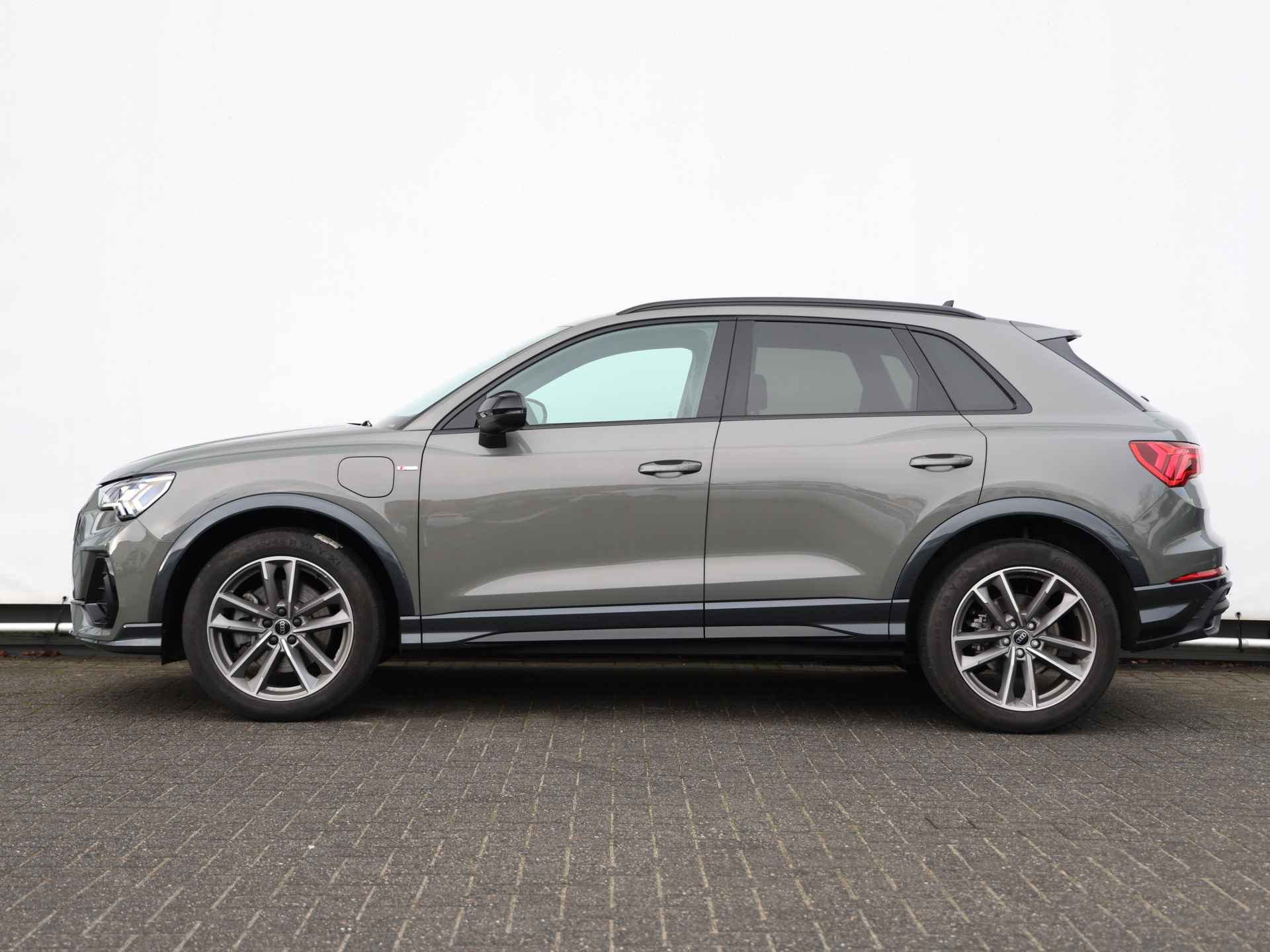 Audi Q3 45 TFSI e S edition 245pk | SONOS | Camera | Stoelverwarming | Keyless | Elek. best. stoel | Trekhaak | Matrix LED | 19" Velgen | Rood stiksel - 15/40