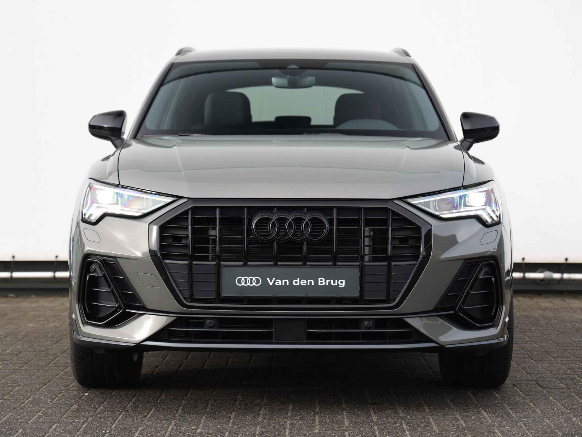 Audi Q3 45 TFSI e S edition 245pk | SONOS | Camera | Stoelverwarming | Keyless | Elek. best. stoel | Trekhaak | Matrix LED | 19" Velgen | Rood stiksel - 18/40