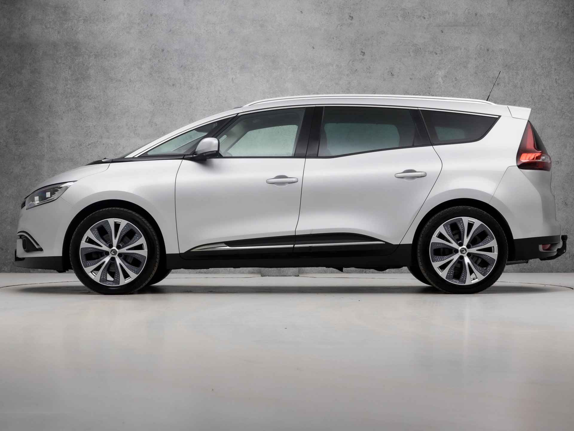 Renault Grand Scénic 1.3 TCe Bose Luxury 7 Persoons (PANORAMADAK, CAMERA, APPLE CARPLAY, GROOT NAVI, HEAD-UP DISPLAY, KEYLESS, LEDER, SPORTSTOELEN, LED KOPLAMPEN, GETINT GLAS, NIEUWSTAAT) - 2/39