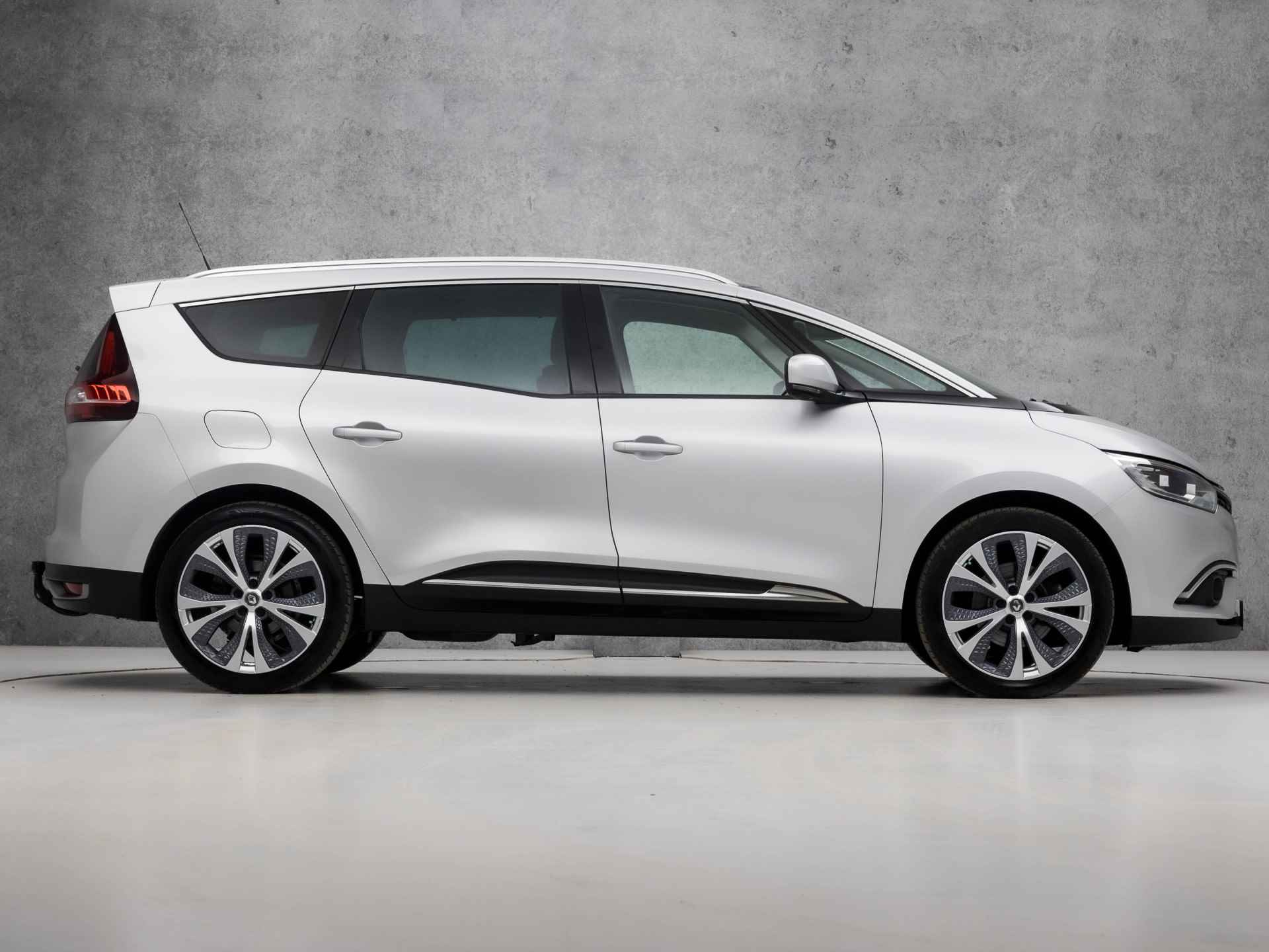 Renault Grand Scénic 1.3 TCe Bose Luxury 7 Persoons (PANORAMADAK, CAMERA, APPLE CARPLAY, GROOT NAVI, HEAD-UP DISPLAY, KEYLESS, LEDER, SPORTSTOELEN, LED KOPLAMPEN, GETINT GLAS, NIEUWSTAAT) - 4/39