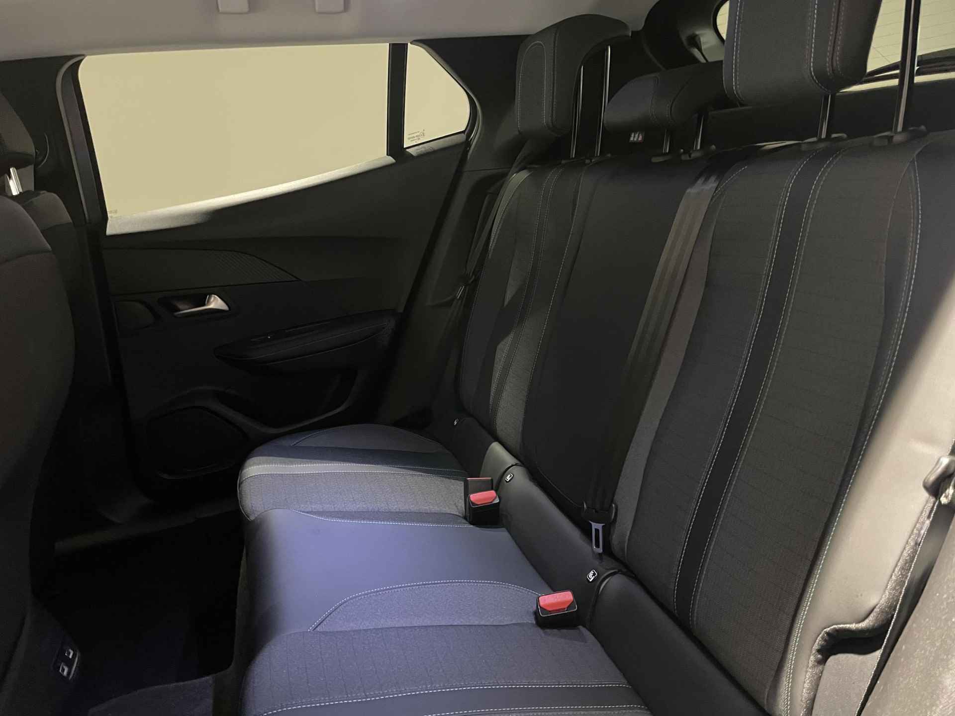 Peugeot e-2008 EV Allure 50 kWh | Navigatie | Climate control | Apple Carplay/Android Auto | Cruise control - 9/29