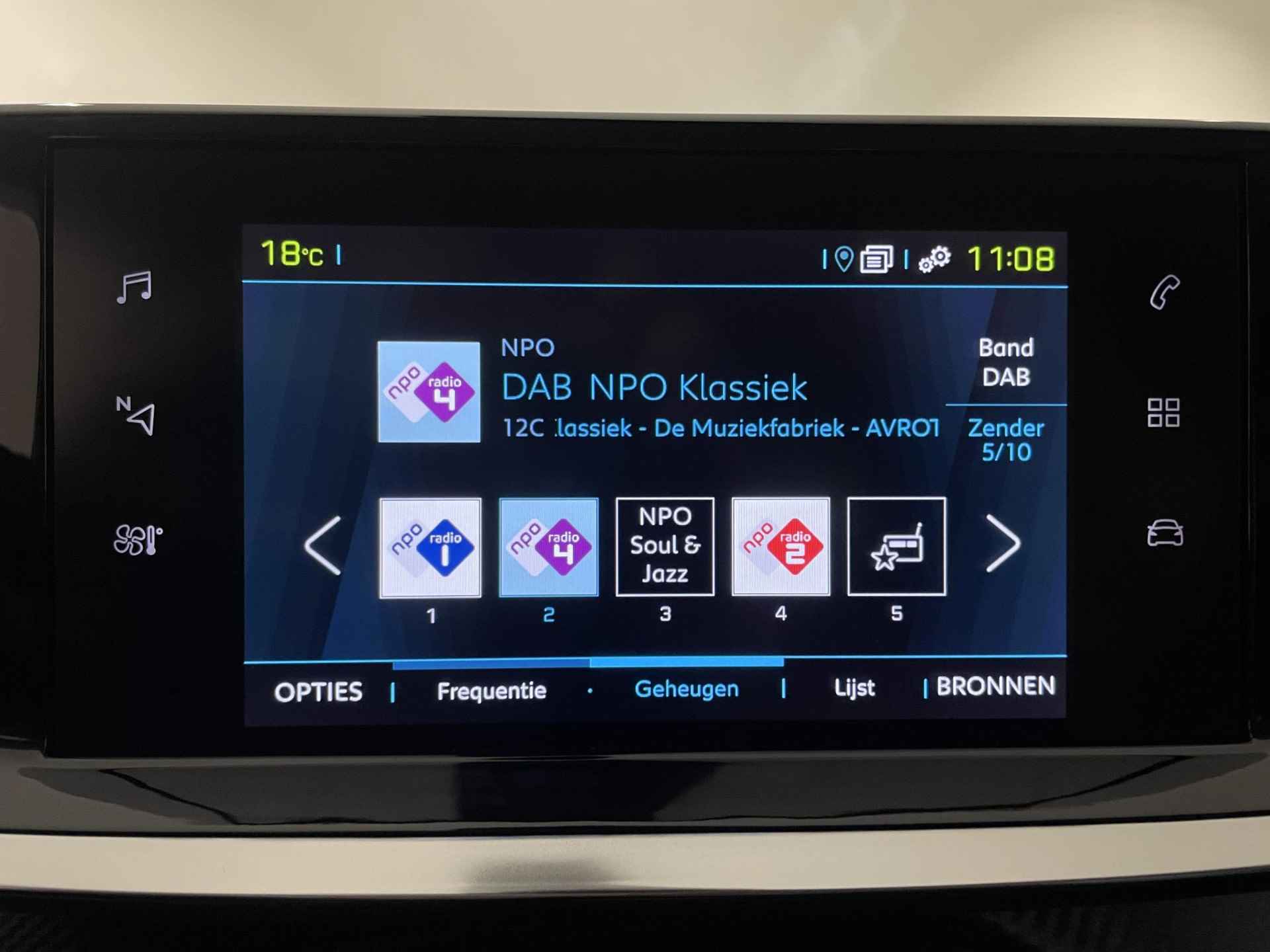Peugeot e-2008 EV Allure 50 kWh | Navigatie | Climate control | Apple Carplay/Android Auto | Cruise control - 16/29
