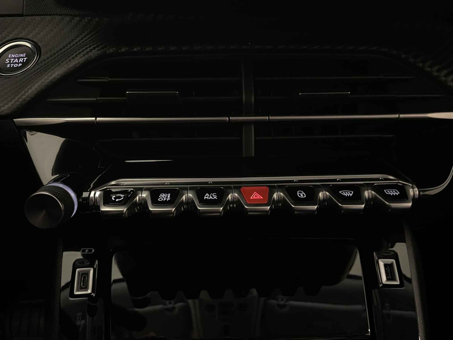 Peugeot e-2008 EV Allure 50 kWh | Navigatie | Climate control | Apple Carplay/Android Auto | Cruise control - 17/29