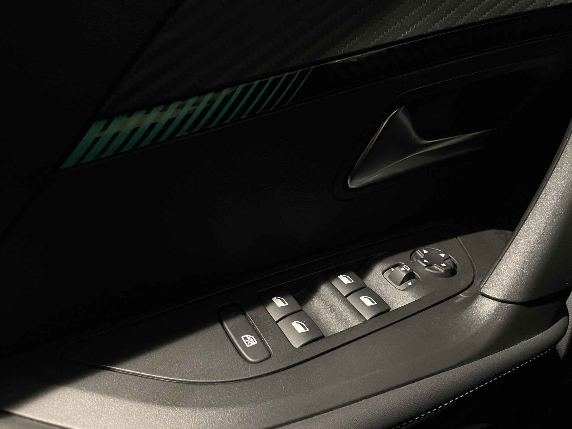 Peugeot e-2008 EV Allure 50 kWh | Navigatie | Climate control | Apple Carplay/Android Auto | Cruise control - 20/29