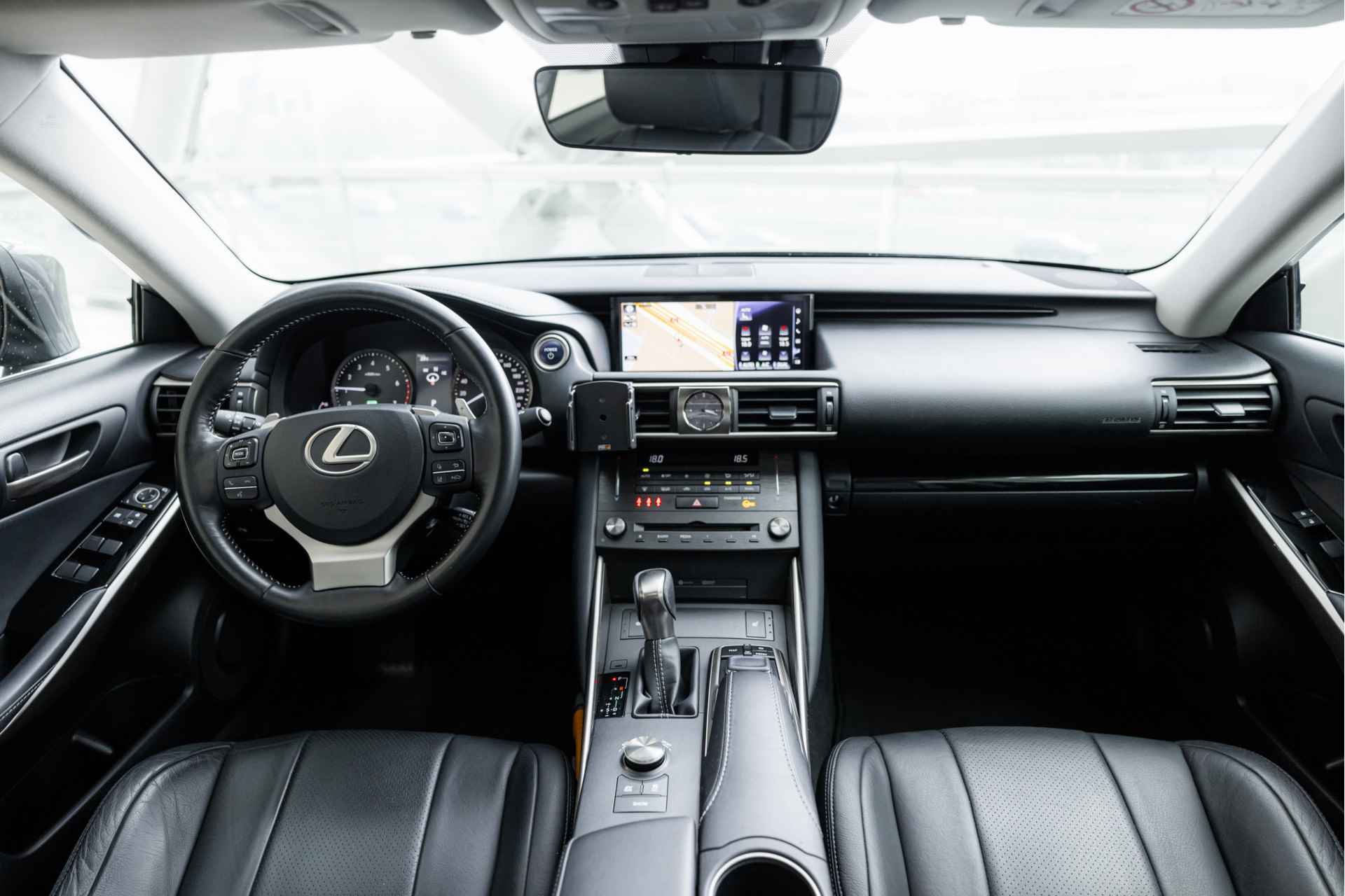 Lexus IS 300h Hybrid Edition 30 | Schuif-/Kanteldak | Adaptive Cruise Control | Voorstoelen verwarmd | Navigatie | - 6/54