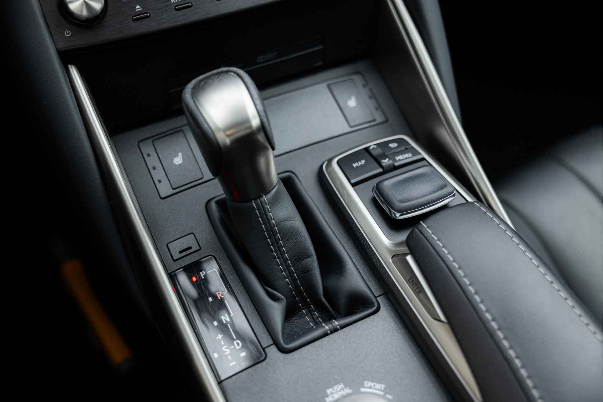 Lexus IS 300h Hybrid Edition 30 | Schuif-/Kanteldak | Adaptive Cruise Control | Voorstoelen verwarmd | Navigatie | - 11/54