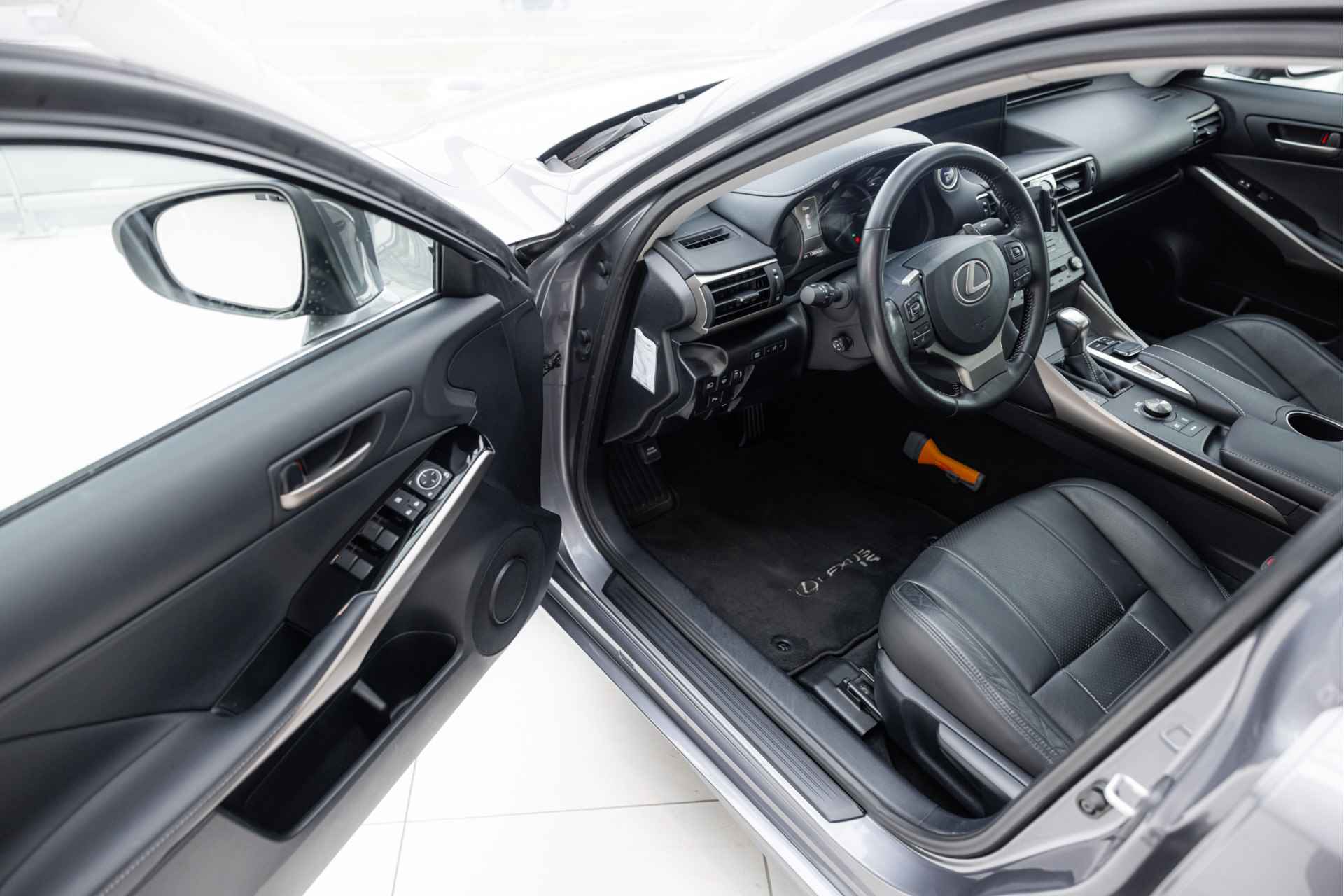 Lexus IS 300h Hybrid Edition 30 | Schuif-/Kanteldak | Adaptive Cruise Control | Voorstoelen verwarmd | Navigatie | - 17/54