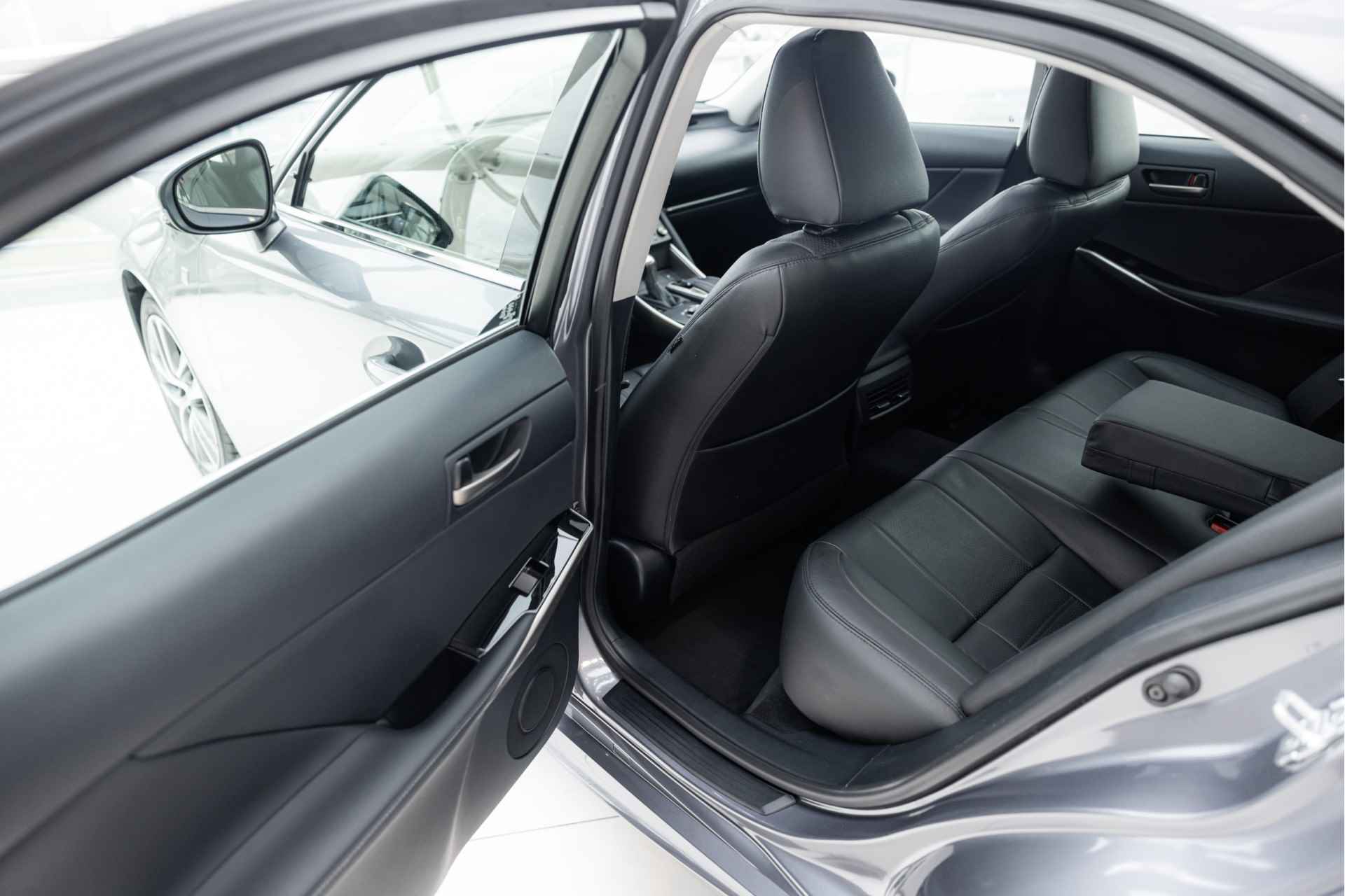 Lexus IS 300h Hybrid Edition 30 | Schuif-/Kanteldak | Adaptive Cruise Control | Voorstoelen verwarmd | Navigatie | - 18/54