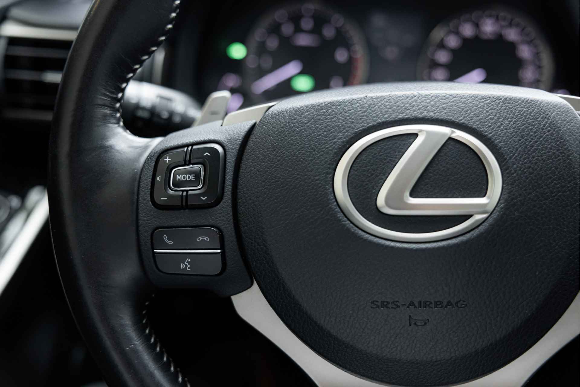 Lexus IS 300h Hybrid Edition 30 | Schuif-/Kanteldak | Adaptive Cruise Control | Voorstoelen verwarmd | Navigatie | - 19/54