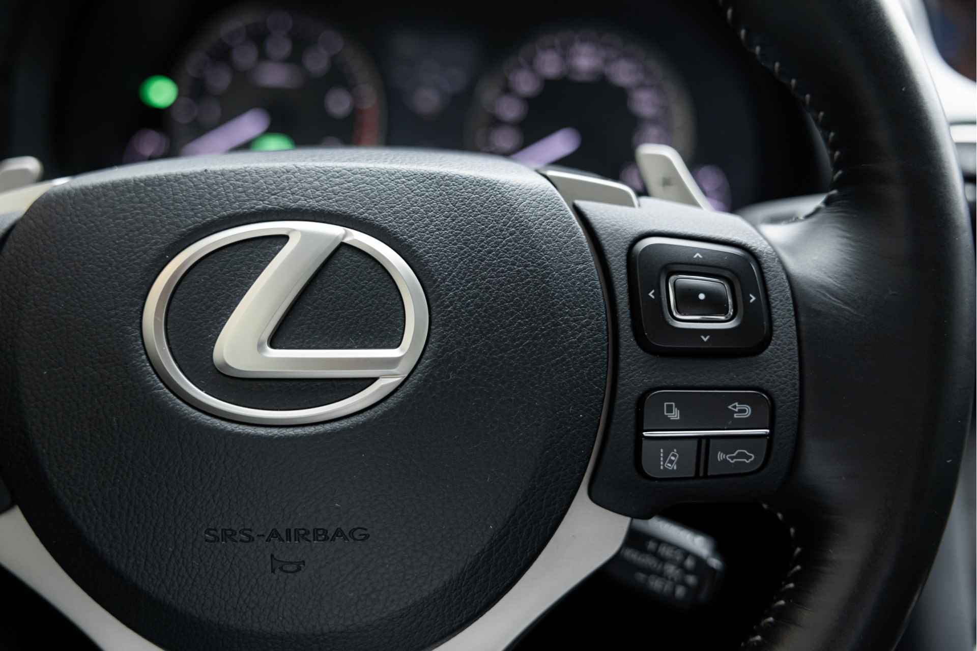 Lexus IS 300h Hybrid Edition 30 | Schuif-/Kanteldak | Adaptive Cruise Control | Voorstoelen verwarmd | Navigatie | - 20/54