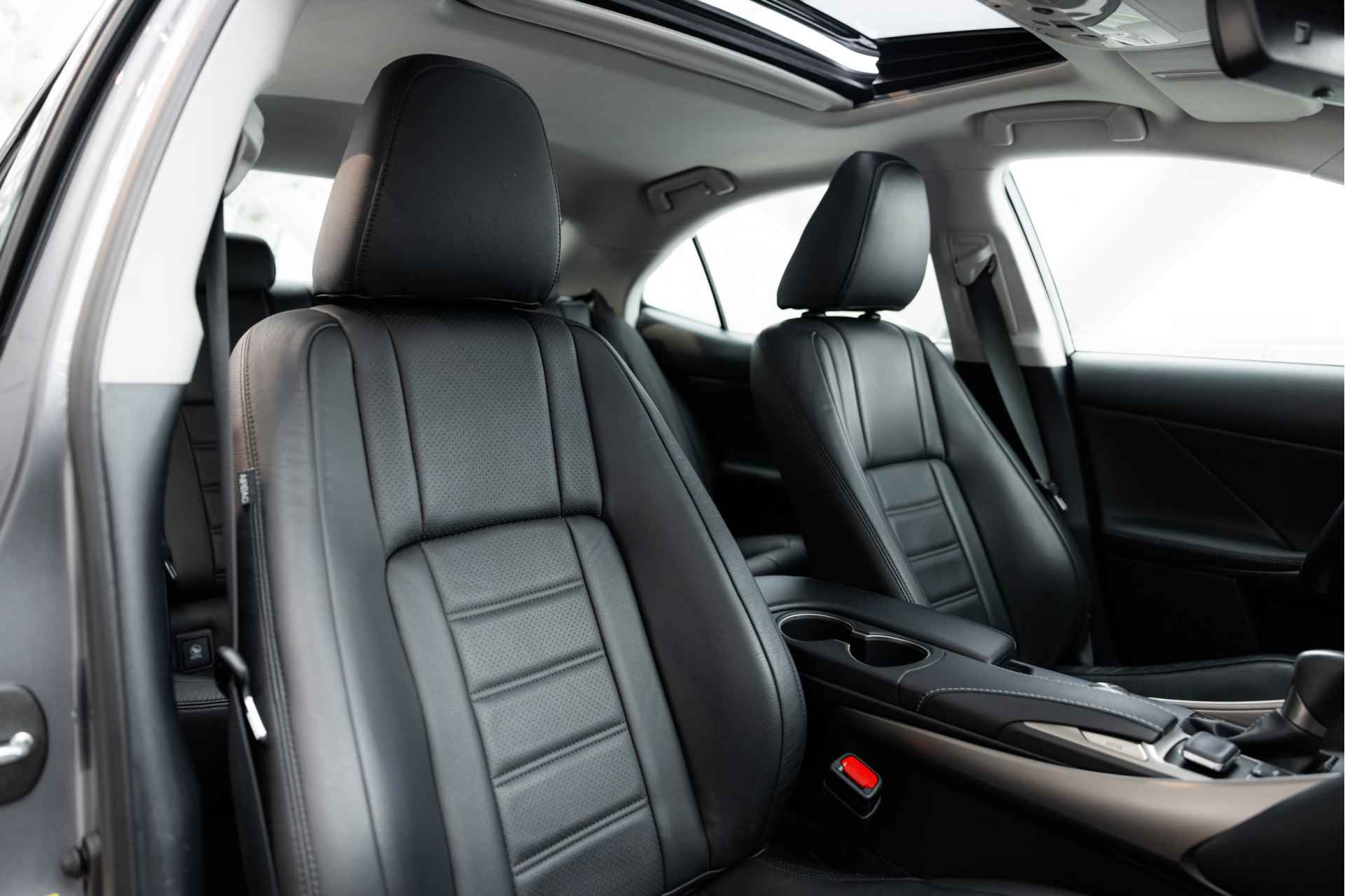 Lexus IS 300h Hybrid Edition 30 | Schuif-/Kanteldak | Adaptive Cruise Control | Voorstoelen verwarmd | Navigatie | - 25/54