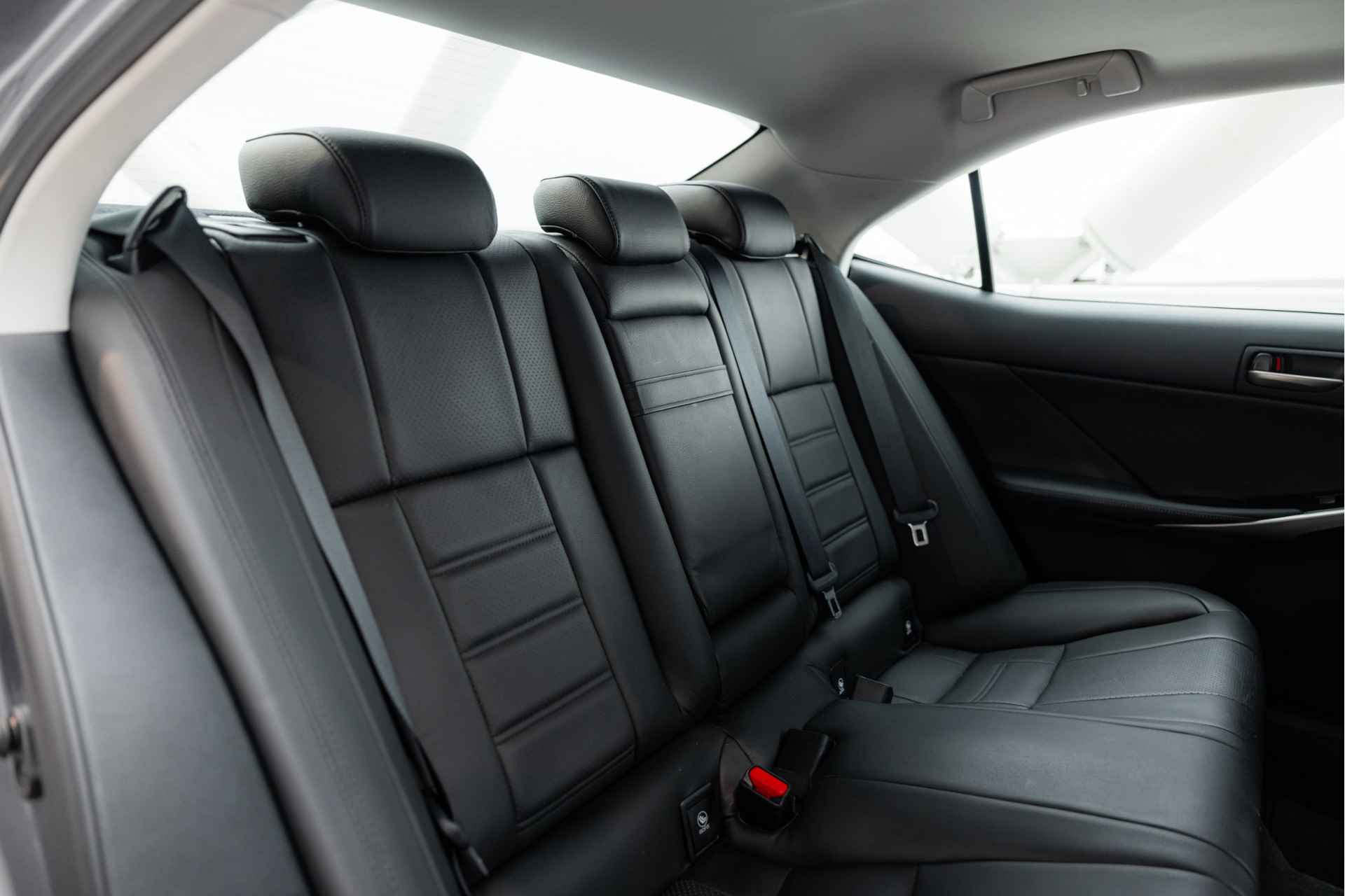 Lexus IS 300h Hybrid Edition 30 | Schuif-/Kanteldak | Adaptive Cruise Control | Voorstoelen verwarmd | Navigatie | - 26/54