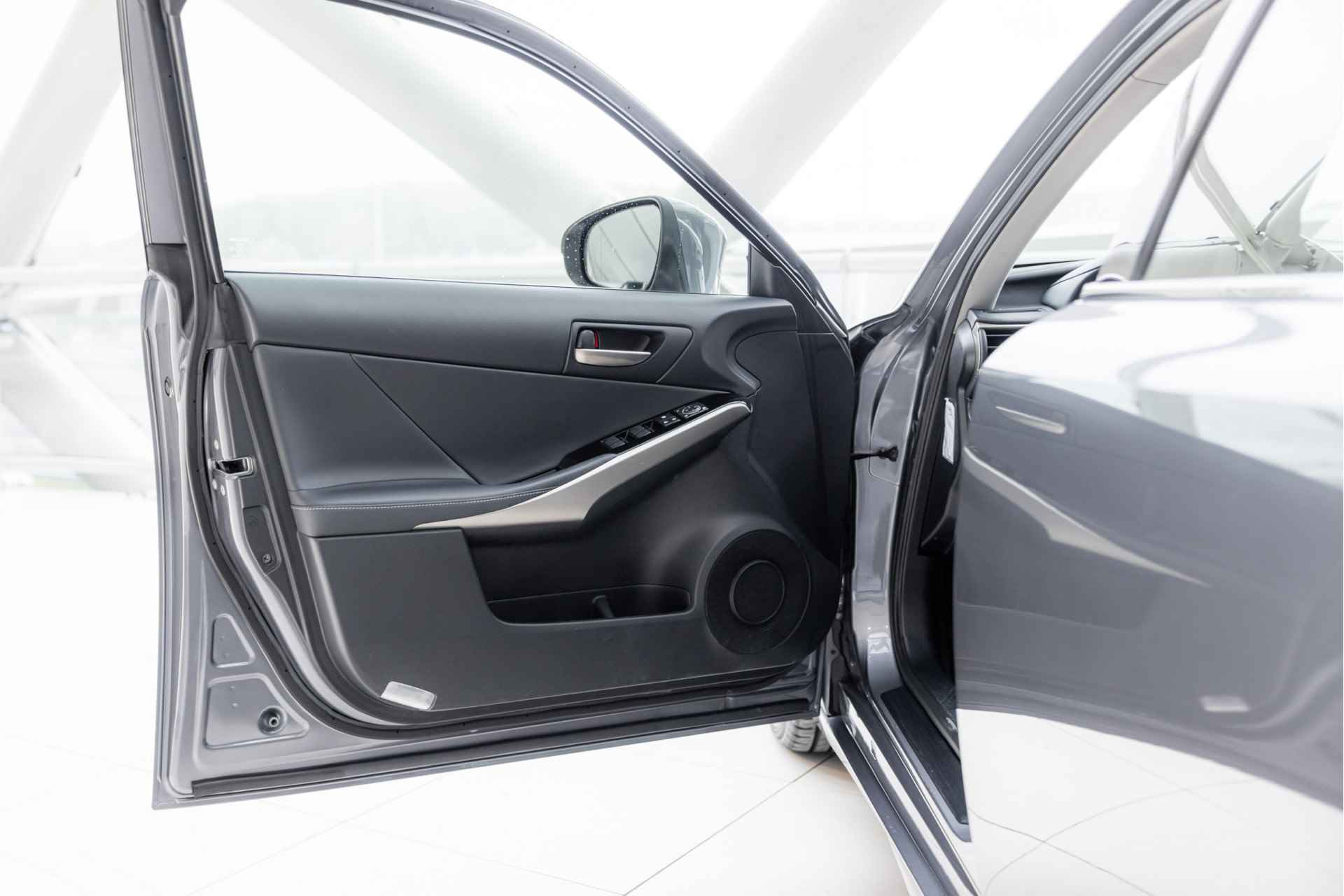 Lexus IS 300h Hybrid Edition 30 | Schuif-/Kanteldak | Adaptive Cruise Control | Voorstoelen verwarmd | Navigatie | - 27/54