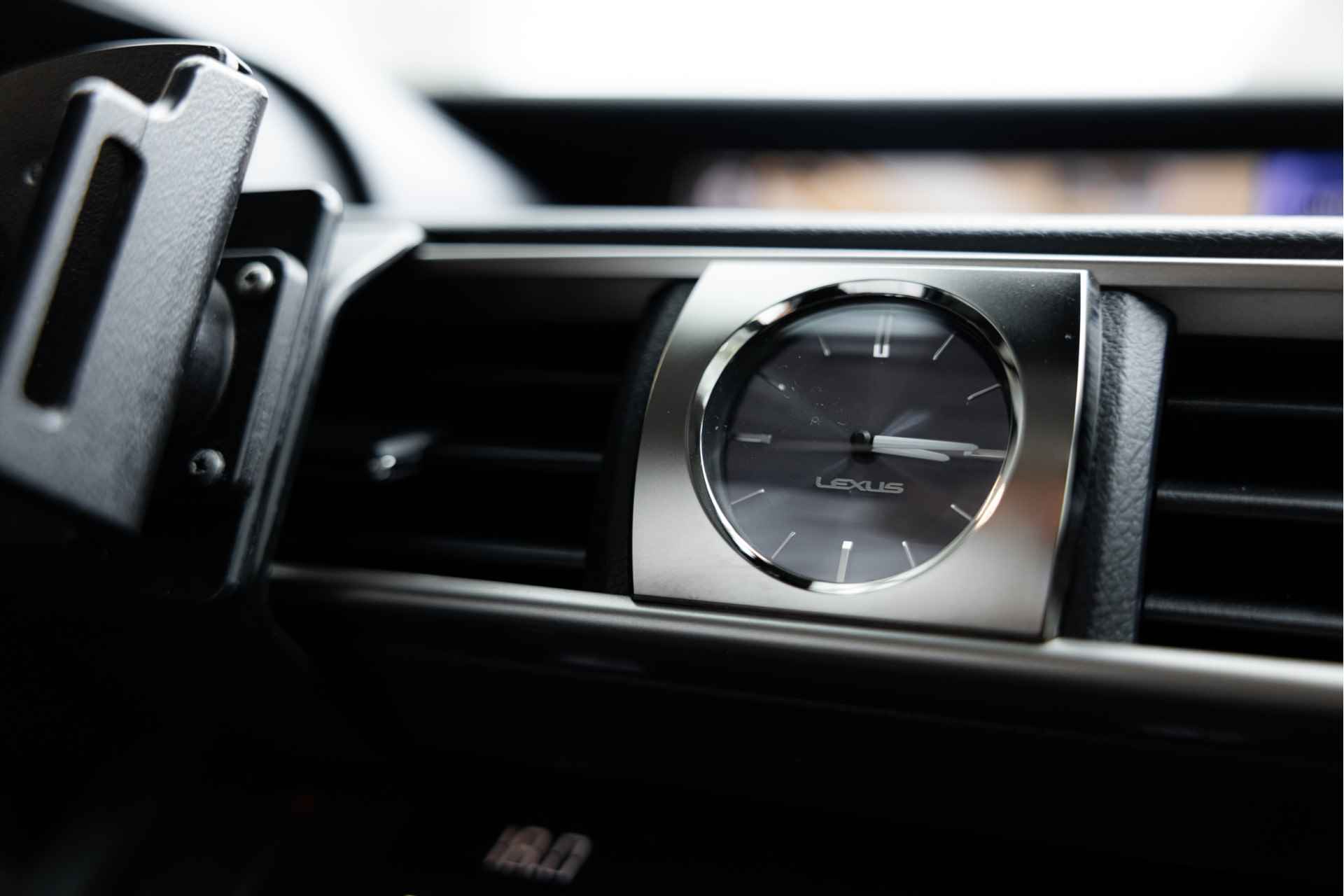 Lexus IS 300h Hybrid Edition 30 | Schuif-/Kanteldak | Adaptive Cruise Control | Voorstoelen verwarmd | Navigatie | - 29/54