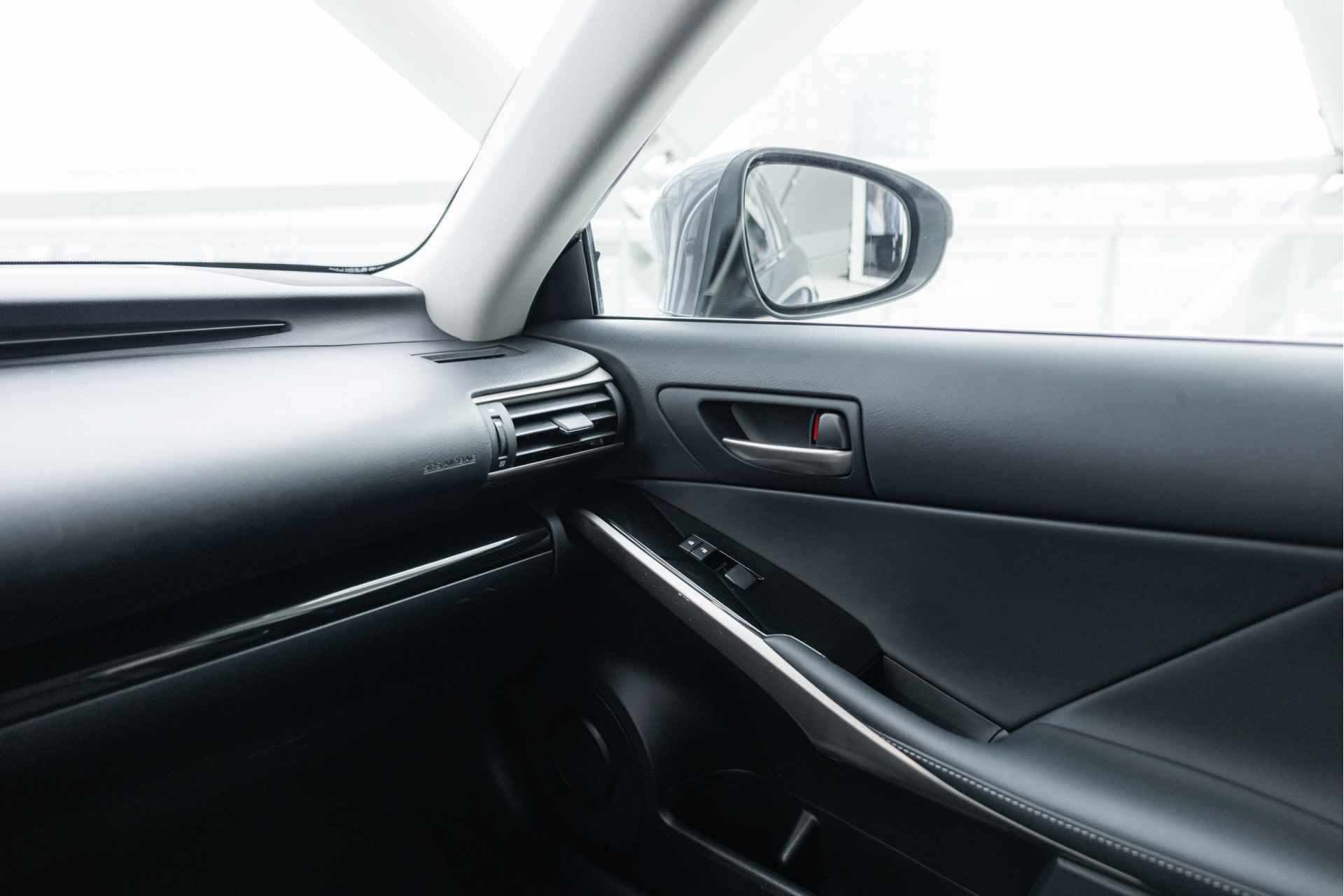 Lexus IS 300h Hybrid Edition 30 | Schuif-/Kanteldak | Adaptive Cruise Control | Voorstoelen verwarmd | Navigatie | - 31/54