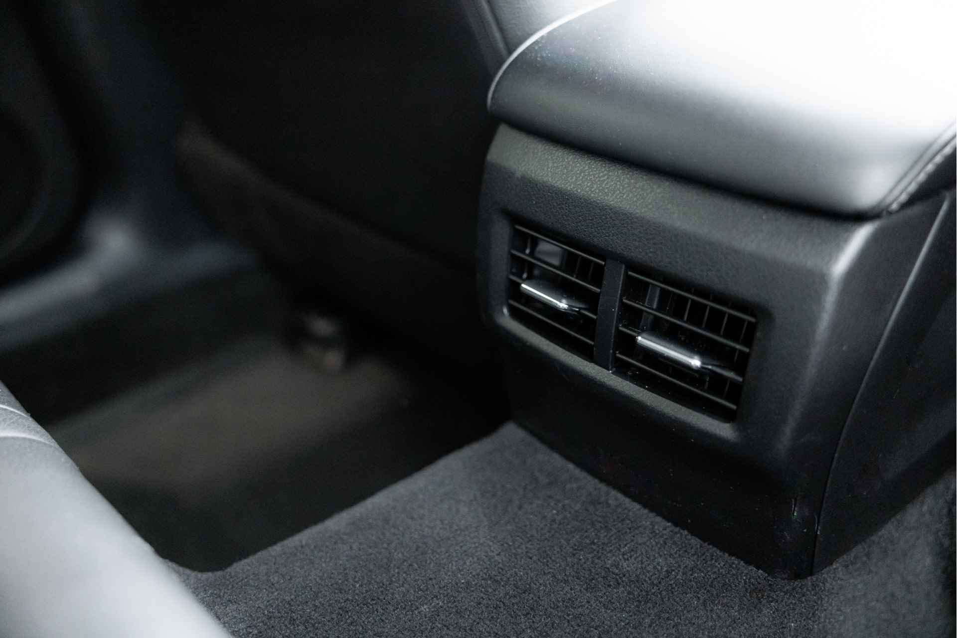 Lexus IS 300h Hybrid Edition 30 | Schuif-/Kanteldak | Adaptive Cruise Control | Voorstoelen verwarmd | Navigatie | - 32/54