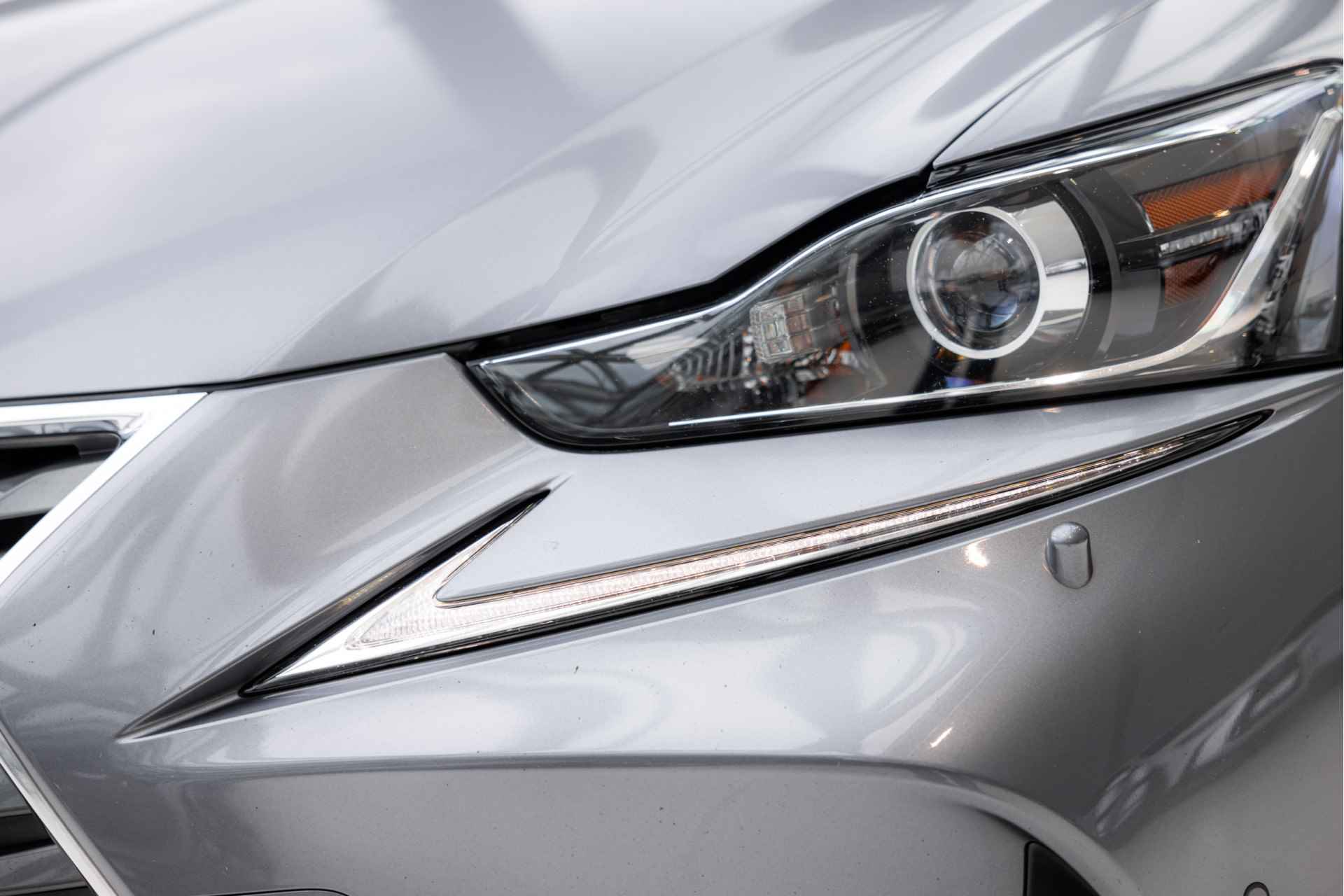 Lexus IS 300h Hybrid Edition 30 | Schuif-/Kanteldak | Adaptive Cruise Control | Voorstoelen verwarmd | Navigatie | - 36/54
