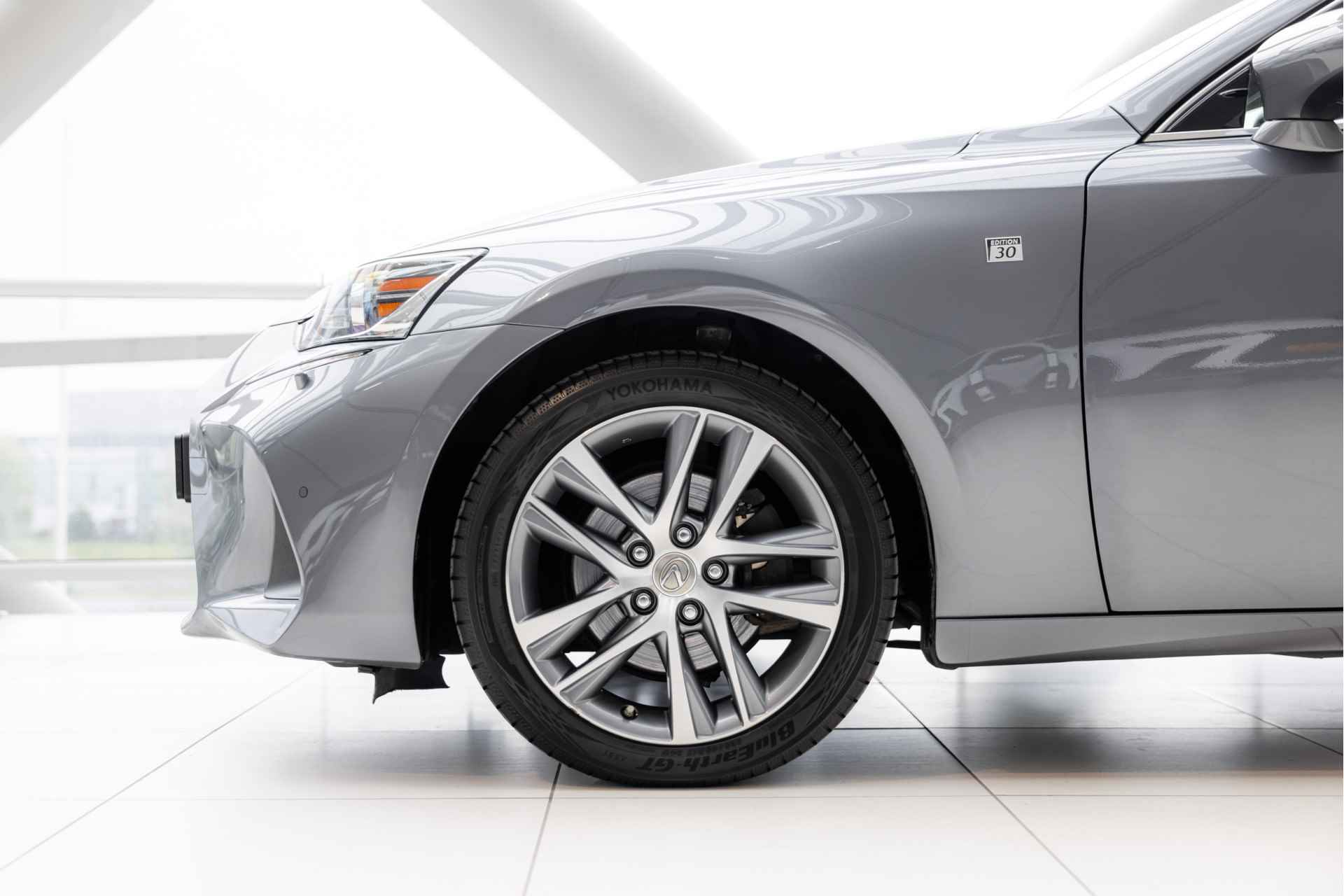 Lexus IS 300h Hybrid Edition 30 | Schuif-/Kanteldak | Adaptive Cruise Control | Voorstoelen verwarmd | Navigatie | - 38/54