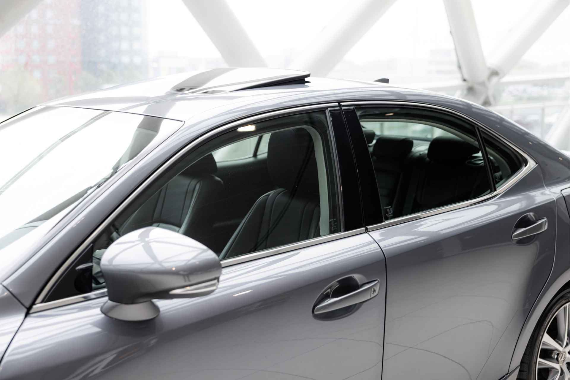Lexus IS 300h Hybrid Edition 30 | Schuif-/Kanteldak | Adaptive Cruise Control | Voorstoelen verwarmd | Navigatie | - 41/54