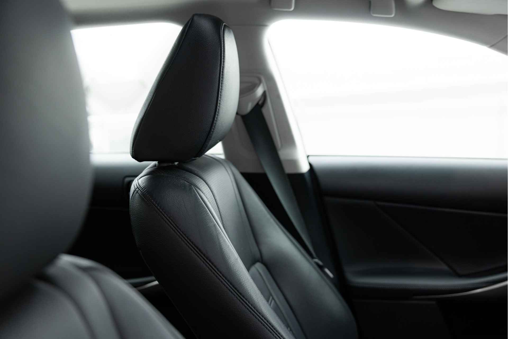Lexus IS 300h Hybrid Edition 30 | Schuif-/Kanteldak | Adaptive Cruise Control | Voorstoelen verwarmd | Navigatie | - 51/54