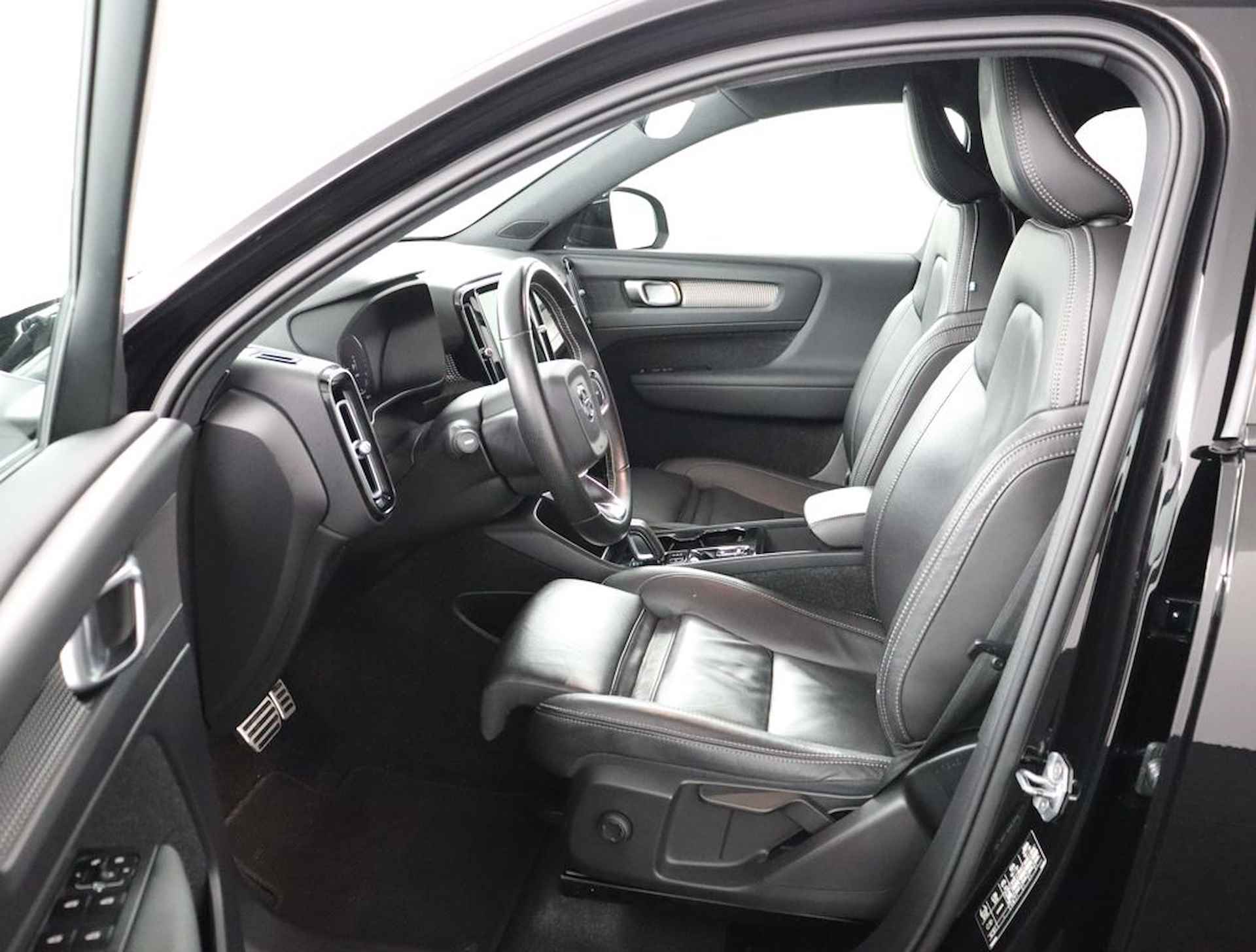 Volvo XC40 Recharge T5 Plug-in hybride R-Design Lederen interieur | Stoelverwarming voor + achter | Stuurwielverwarming | Parkeerverwarming met timer | Parkeercamera | Parkeersensoren voor + achter | 19'' LM velgen - 15/60