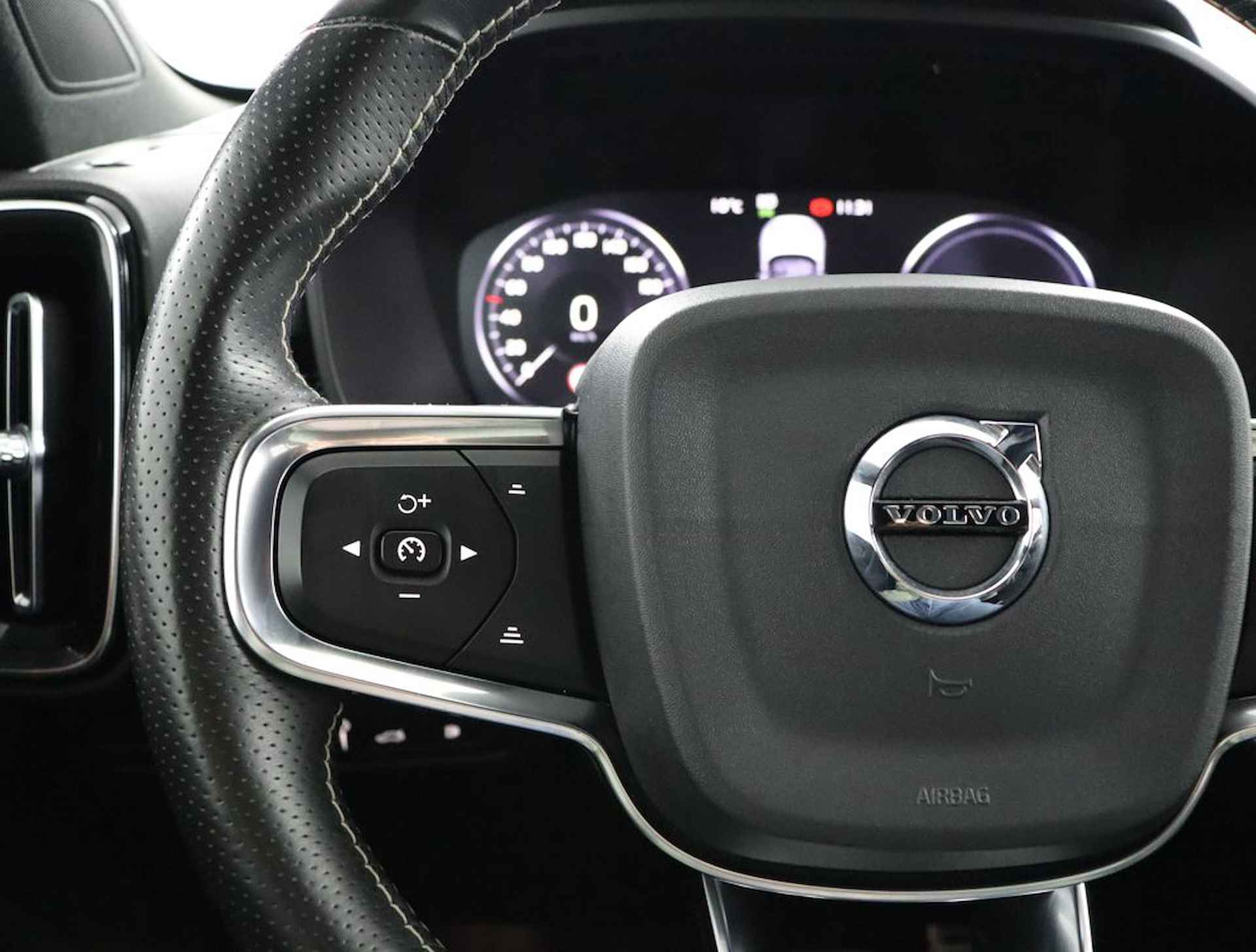 Volvo XC40 Recharge T5 Plug-in hybride R-Design Lederen interieur | Stoelverwarming voor + achter | Stuurwielverwarming | Parkeerverwarming met timer | Parkeercamera | Parkeersensoren voor + achter | 19'' LM velgen - 17/60