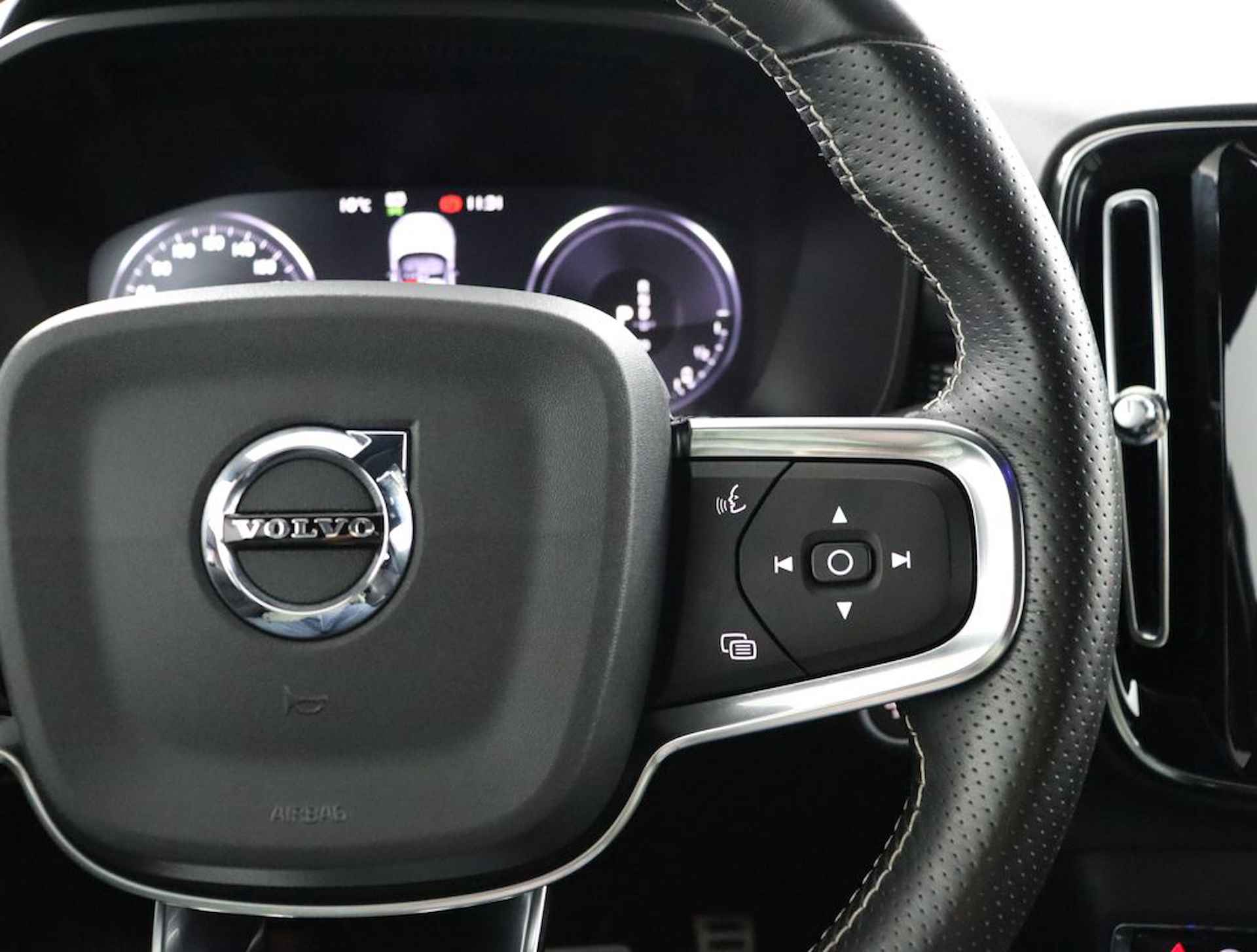 Volvo XC40 Recharge T5 Plug-in hybride R-Design Lederen interieur | Stoelverwarming voor + achter | Stuurwielverwarming | Parkeerverwarming met timer | Parkeercamera | Parkeersensoren voor + achter | 19'' LM velgen - 18/60