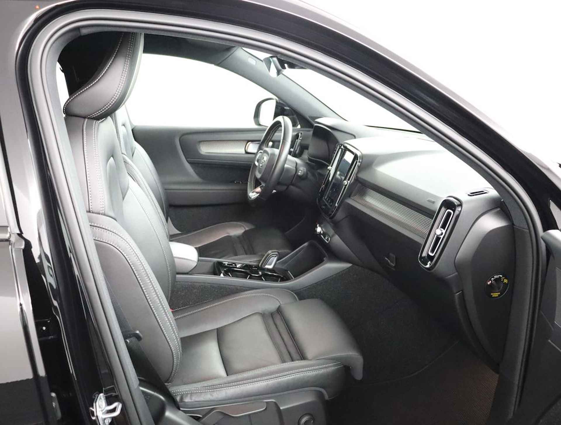 Volvo XC40 Recharge T5 Plug-in hybride R-Design Lederen interieur | Stoelverwarming voor + achter | Stuurwielverwarming | Parkeerverwarming met timer | Parkeercamera | Parkeersensoren voor + achter | 19'' LM velgen - 19/60