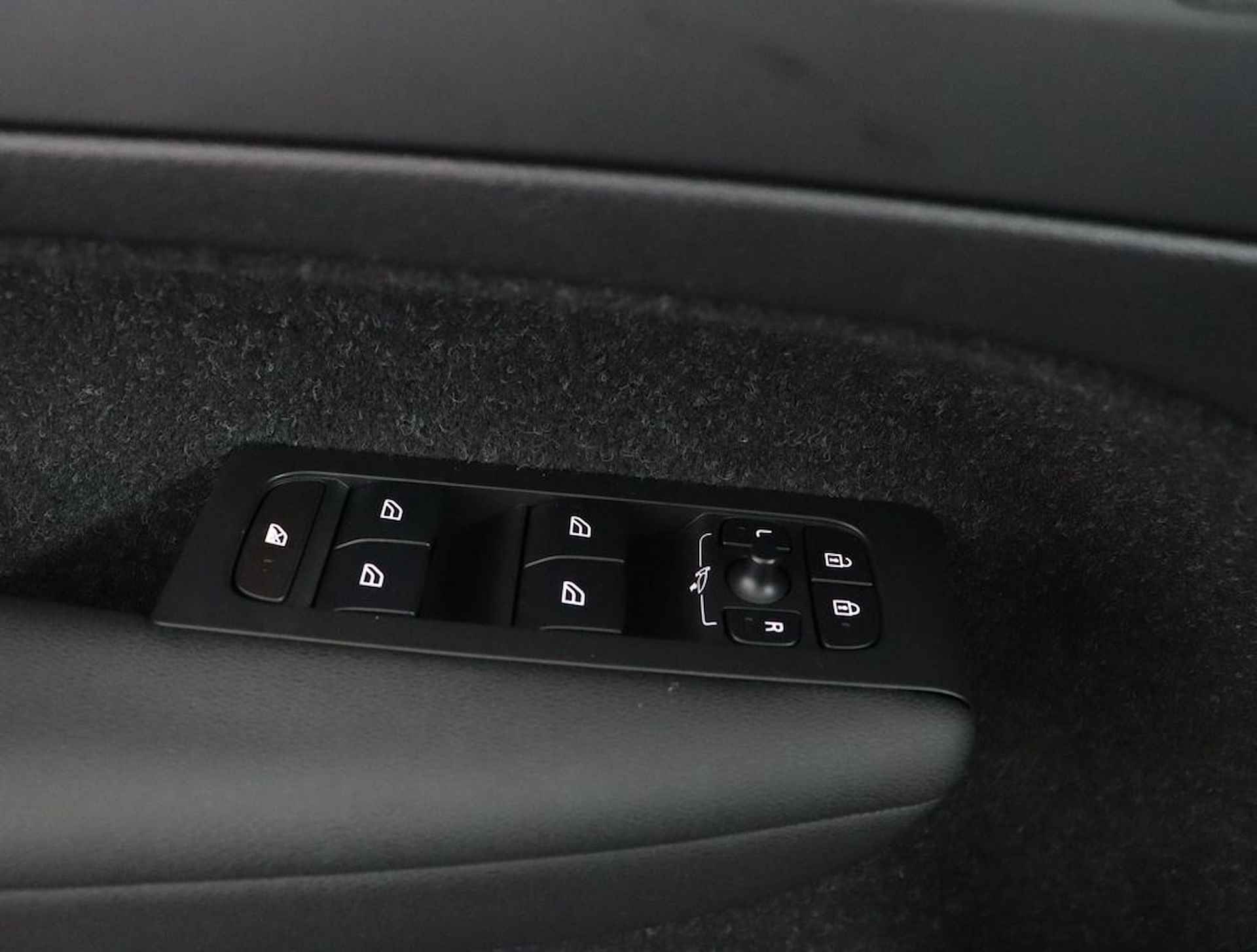Volvo XC40 Recharge T5 Plug-in hybride R-Design Lederen interieur | Stoelverwarming voor + achter | Stuurwielverwarming | Parkeerverwarming met timer | Parkeercamera | Parkeersensoren voor + achter | 19'' LM velgen - 25/60