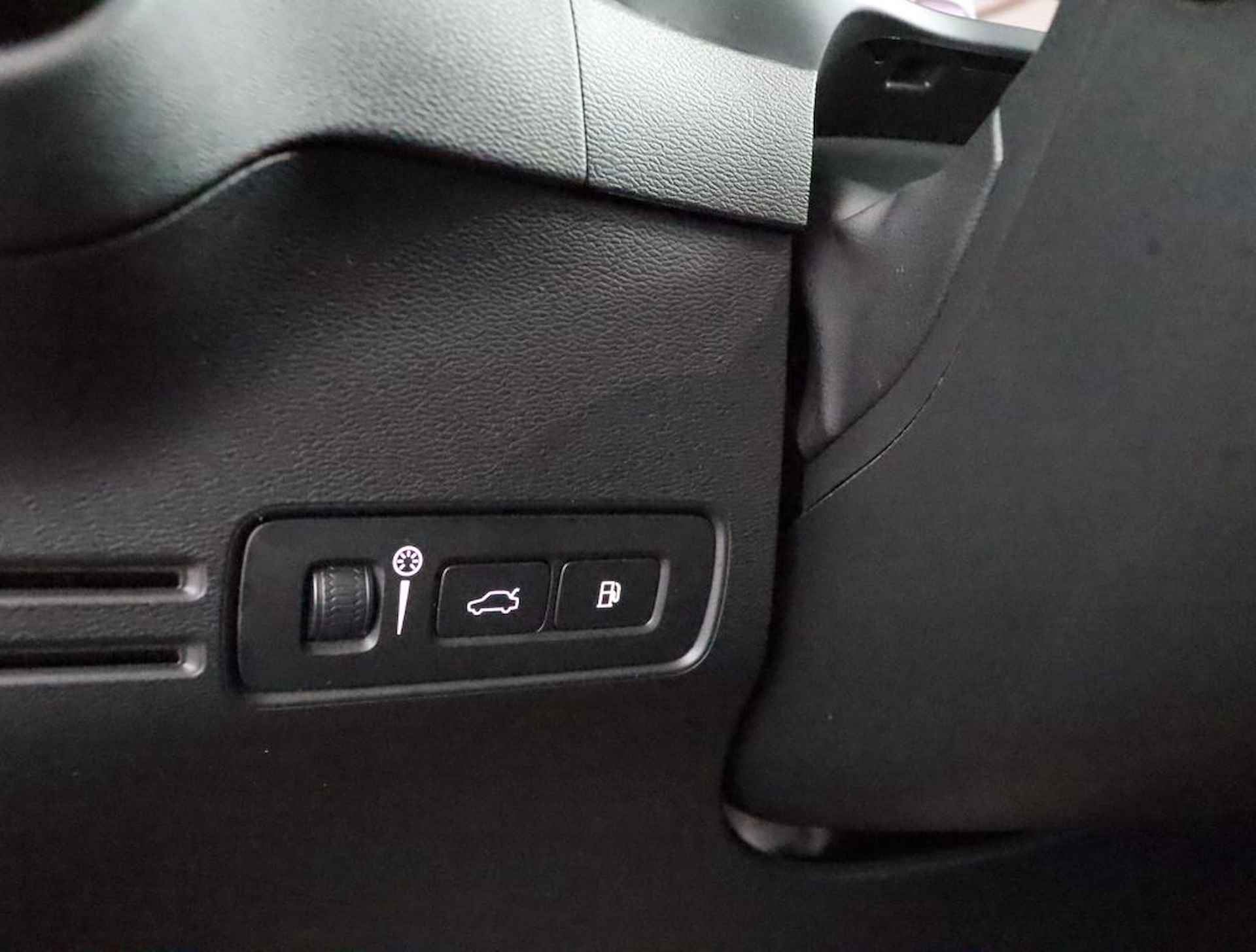 Volvo XC40 Recharge T5 Plug-in hybride R-Design Lederen interieur | Stoelverwarming voor + achter | Stuurwielverwarming | Parkeerverwarming met timer | Parkeercamera | Parkeersensoren voor + achter | 19'' LM velgen - 26/60