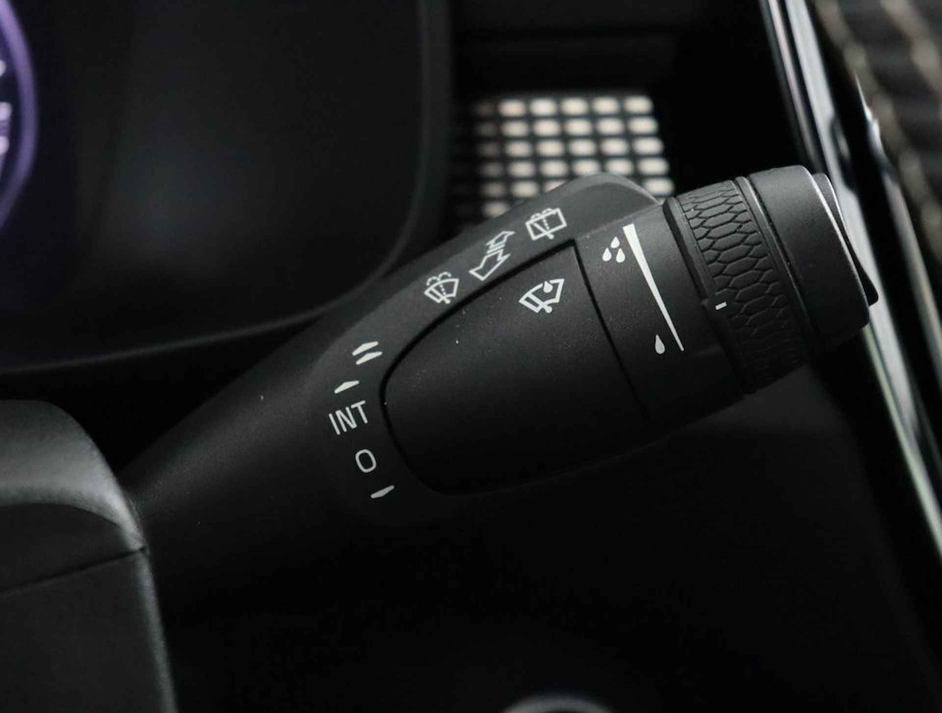 Volvo XC40 Recharge T5 Plug-in hybride R-Design Lederen interieur | Stoelverwarming voor + achter | Stuurwielverwarming | Parkeerverwarming met timer | Parkeercamera | Parkeersensoren voor + achter | 19'' LM velgen - 28/60