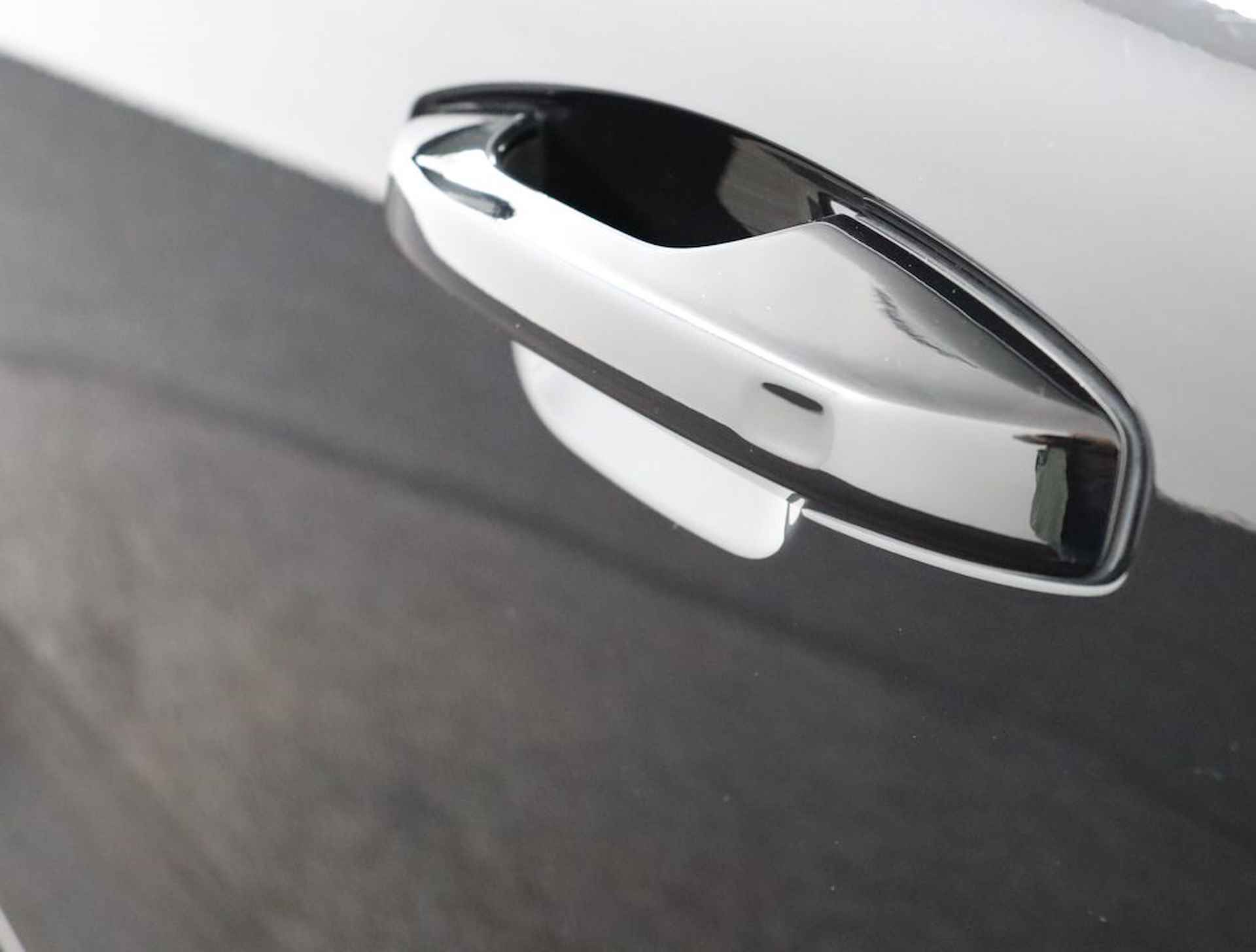 Volvo XC40 Recharge T5 Plug-in hybride R-Design Lederen interieur | Stoelverwarming voor + achter | Stuurwielverwarming | Parkeerverwarming met timer | Parkeercamera | Parkeersensoren voor + achter | 19'' LM velgen - 35/60