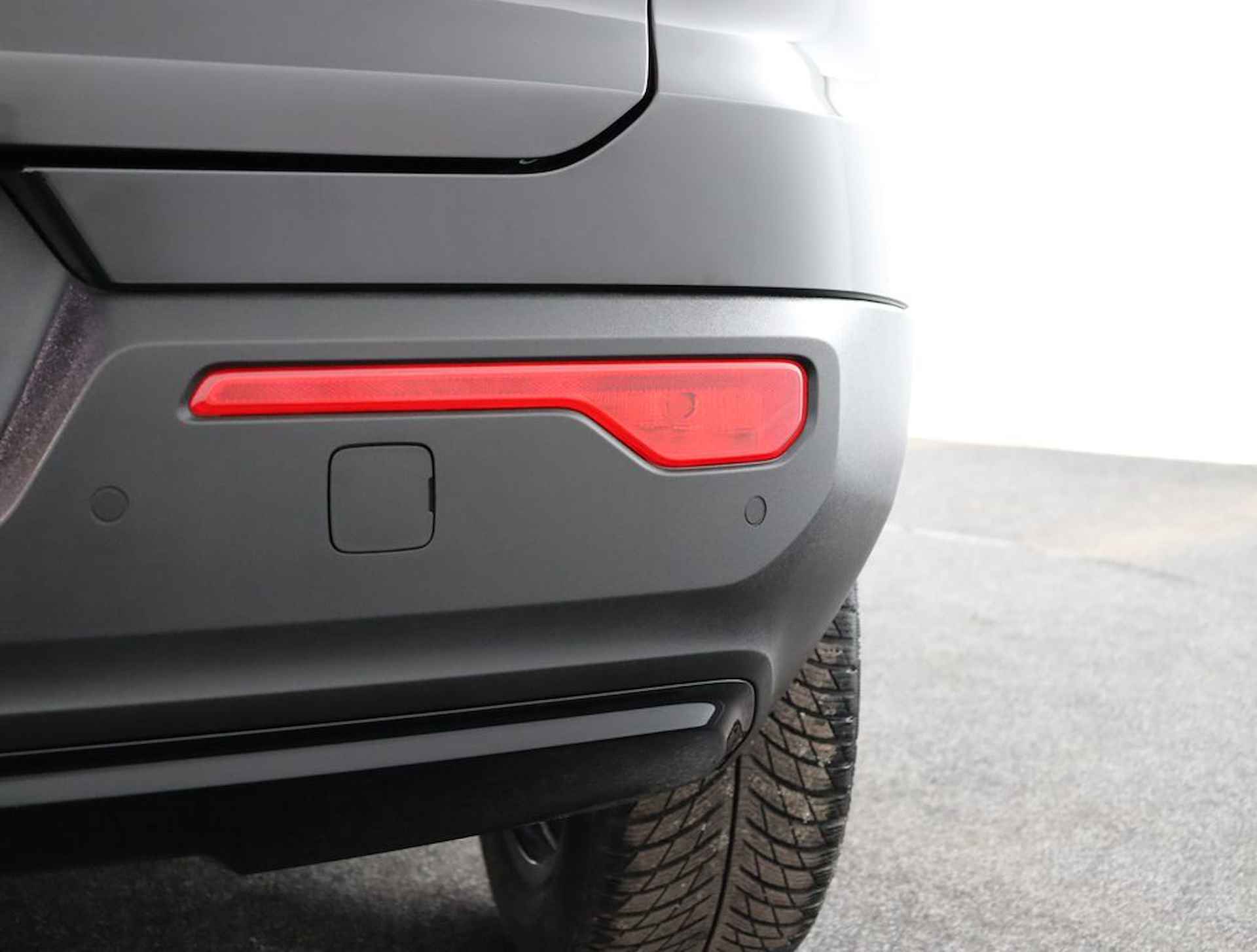 Volvo XC40 Recharge T5 Plug-in hybride R-Design Lederen interieur | Stoelverwarming voor + achter | Stuurwielverwarming | Parkeerverwarming met timer | Parkeercamera | Parkeersensoren voor + achter | 19'' LM velgen - 36/60