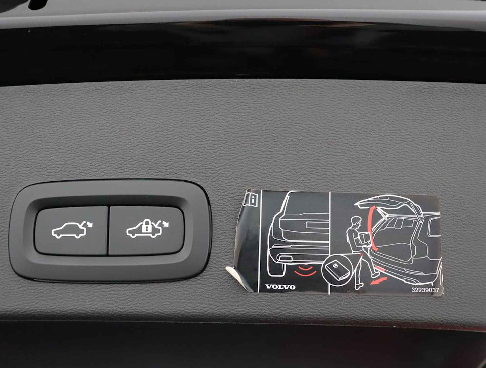 Volvo XC40 Recharge T5 Plug-in hybride R-Design Lederen interieur | Stoelverwarming voor + achter | Stuurwielverwarming | Parkeerverwarming met timer | Parkeercamera | Parkeersensoren voor + achter | 19'' LM velgen - 42/60