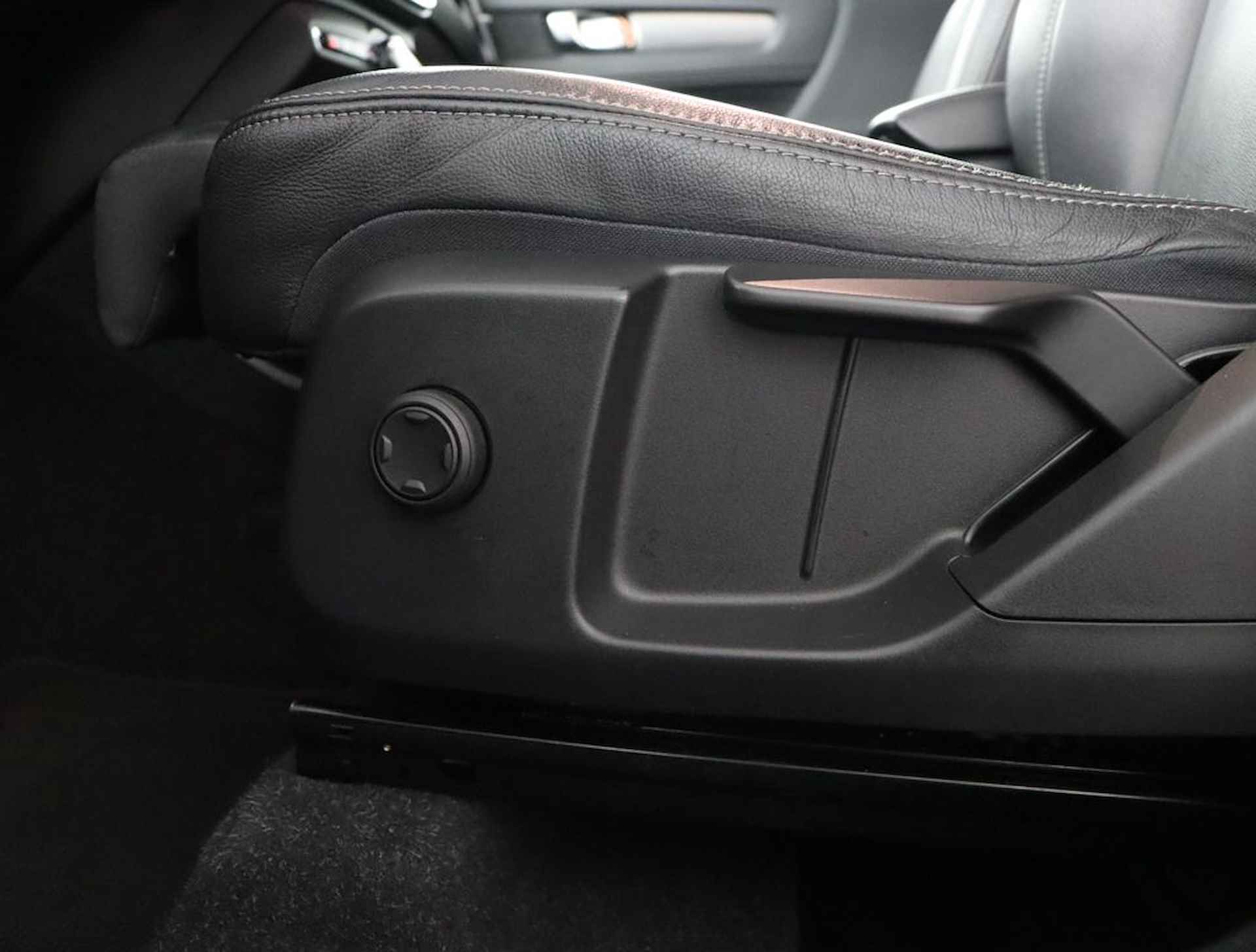 Volvo XC40 Recharge T5 Plug-in hybride R-Design Lederen interieur | Stoelverwarming voor + achter | Stuurwielverwarming | Parkeerverwarming met timer | Parkeercamera | Parkeersensoren voor + achter | 19'' LM velgen - 43/60