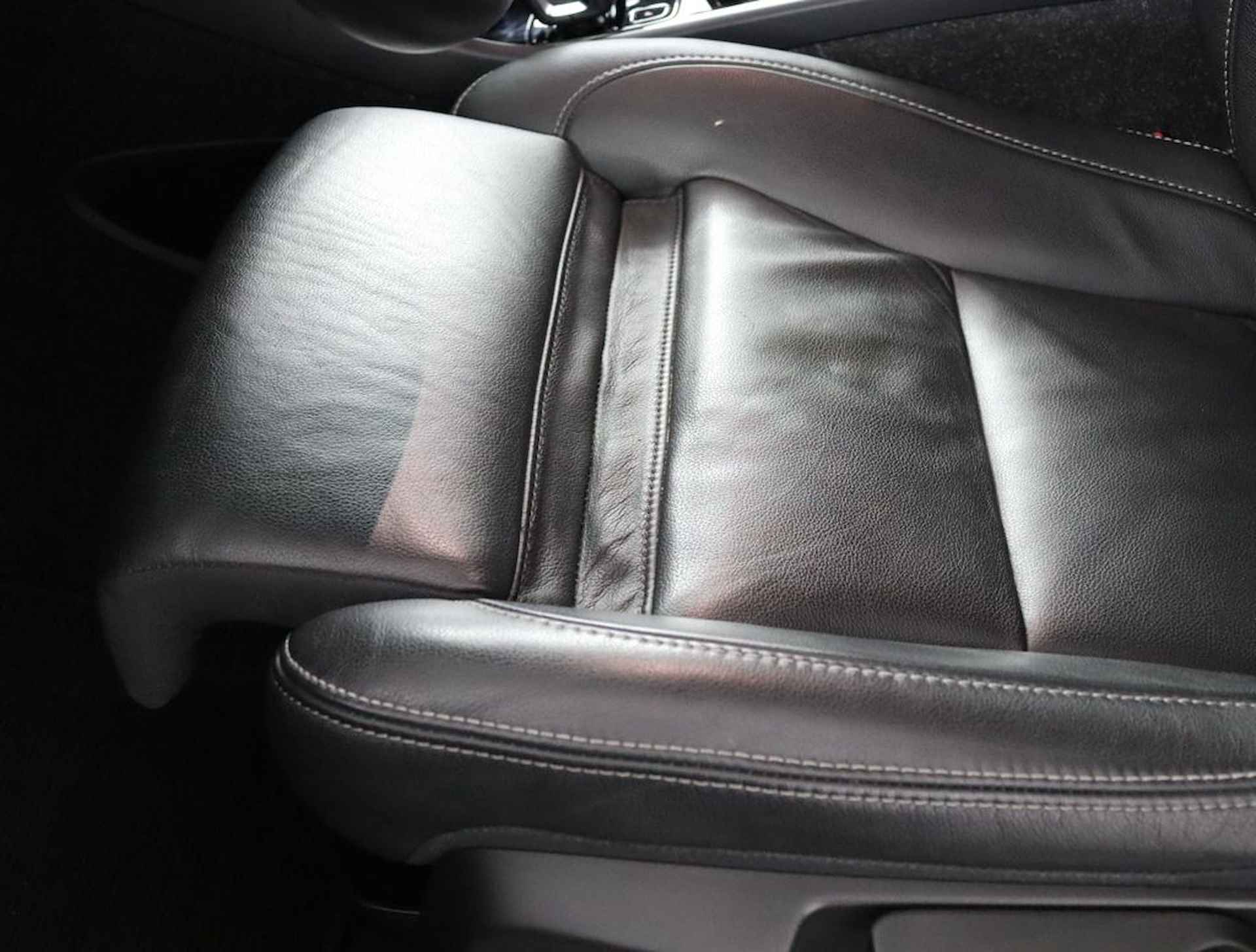 Volvo XC40 Recharge T5 Plug-in hybride R-Design Lederen interieur | Stoelverwarming voor + achter | Stuurwielverwarming | Parkeerverwarming met timer | Parkeercamera | Parkeersensoren voor + achter | 19'' LM velgen - 44/60
