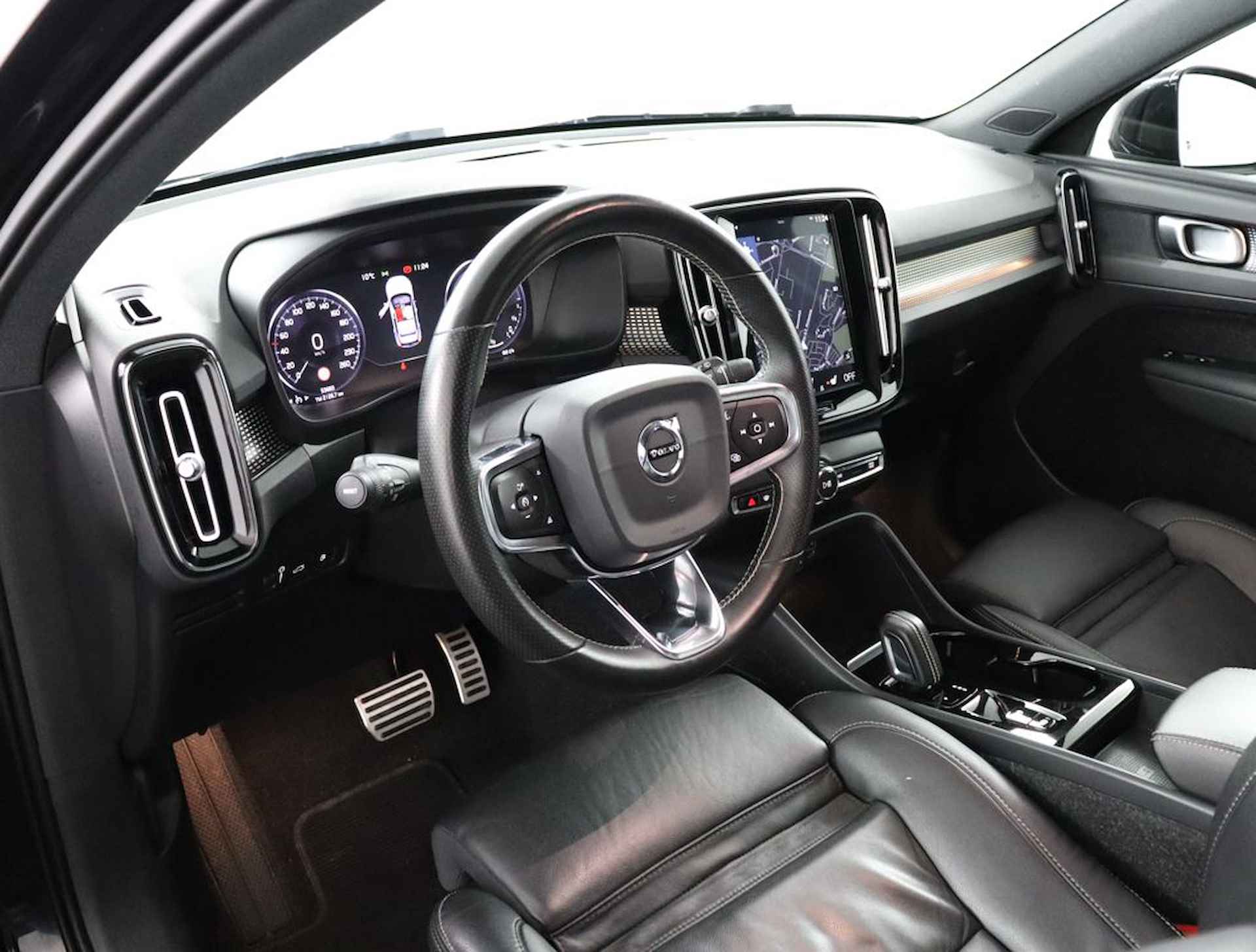 Volvo XC40 Recharge T5 Plug-in hybride R-Design Lederen interieur | Stoelverwarming voor + achter | Stuurwielverwarming | Parkeerverwarming met timer | Parkeercamera | Parkeersensoren voor + achter | 19'' LM velgen - 45/60