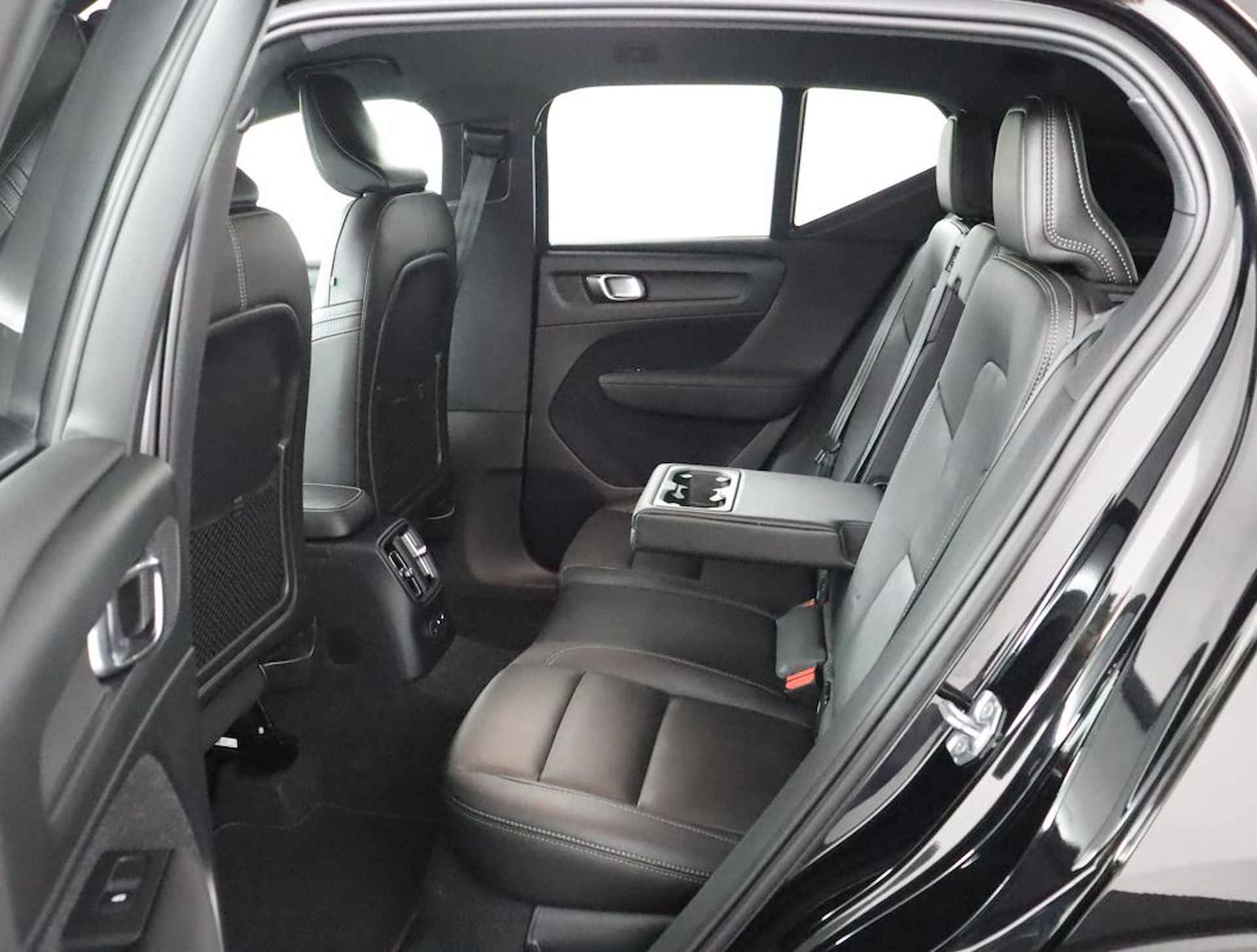 Volvo XC40 Recharge T5 Plug-in hybride R-Design Lederen interieur | Stoelverwarming voor + achter | Stuurwielverwarming | Parkeerverwarming met timer | Parkeercamera | Parkeersensoren voor + achter | 19'' LM velgen - 46/60