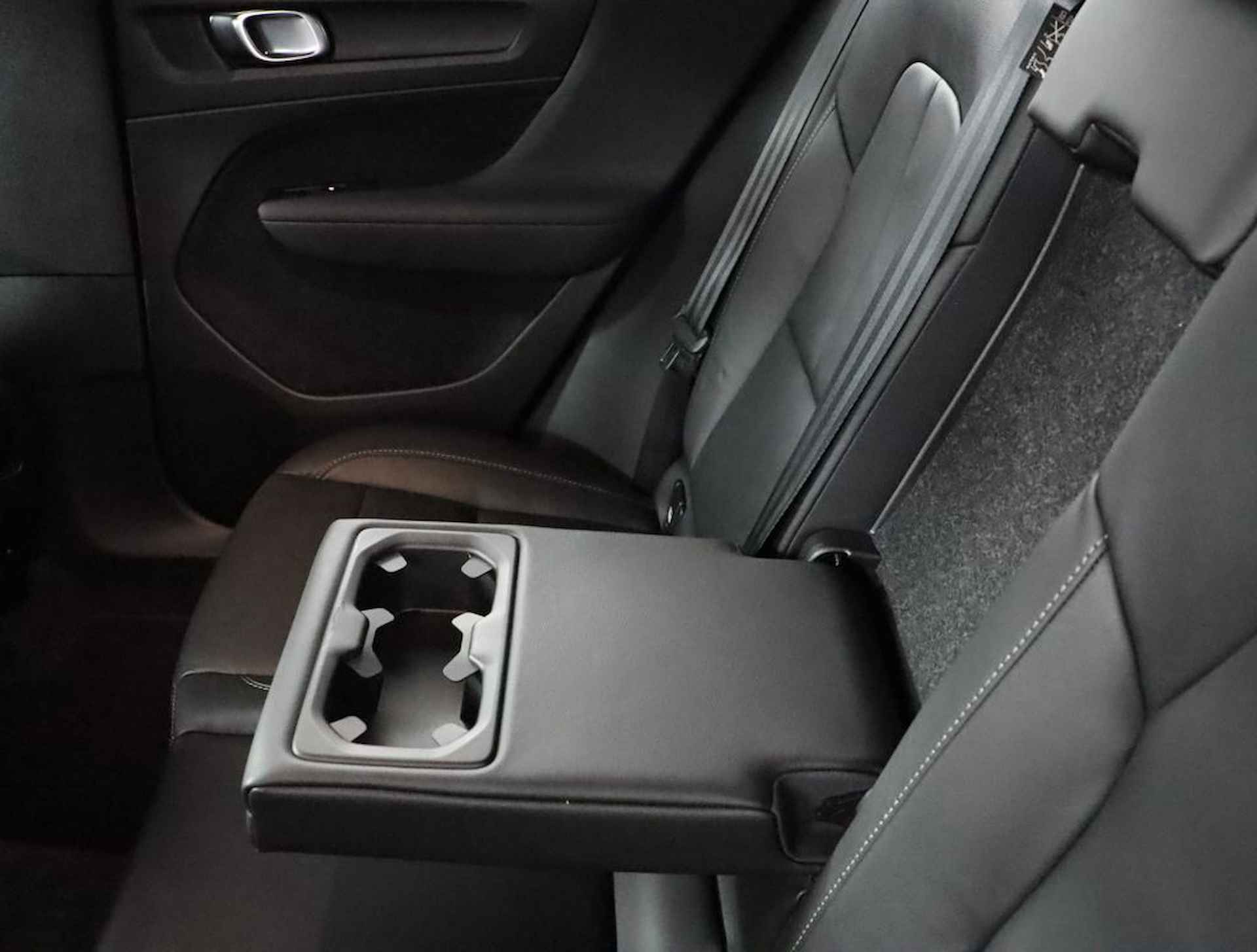 Volvo XC40 Recharge T5 Plug-in hybride R-Design Lederen interieur | Stoelverwarming voor + achter | Stuurwielverwarming | Parkeerverwarming met timer | Parkeercamera | Parkeersensoren voor + achter | 19'' LM velgen - 47/60