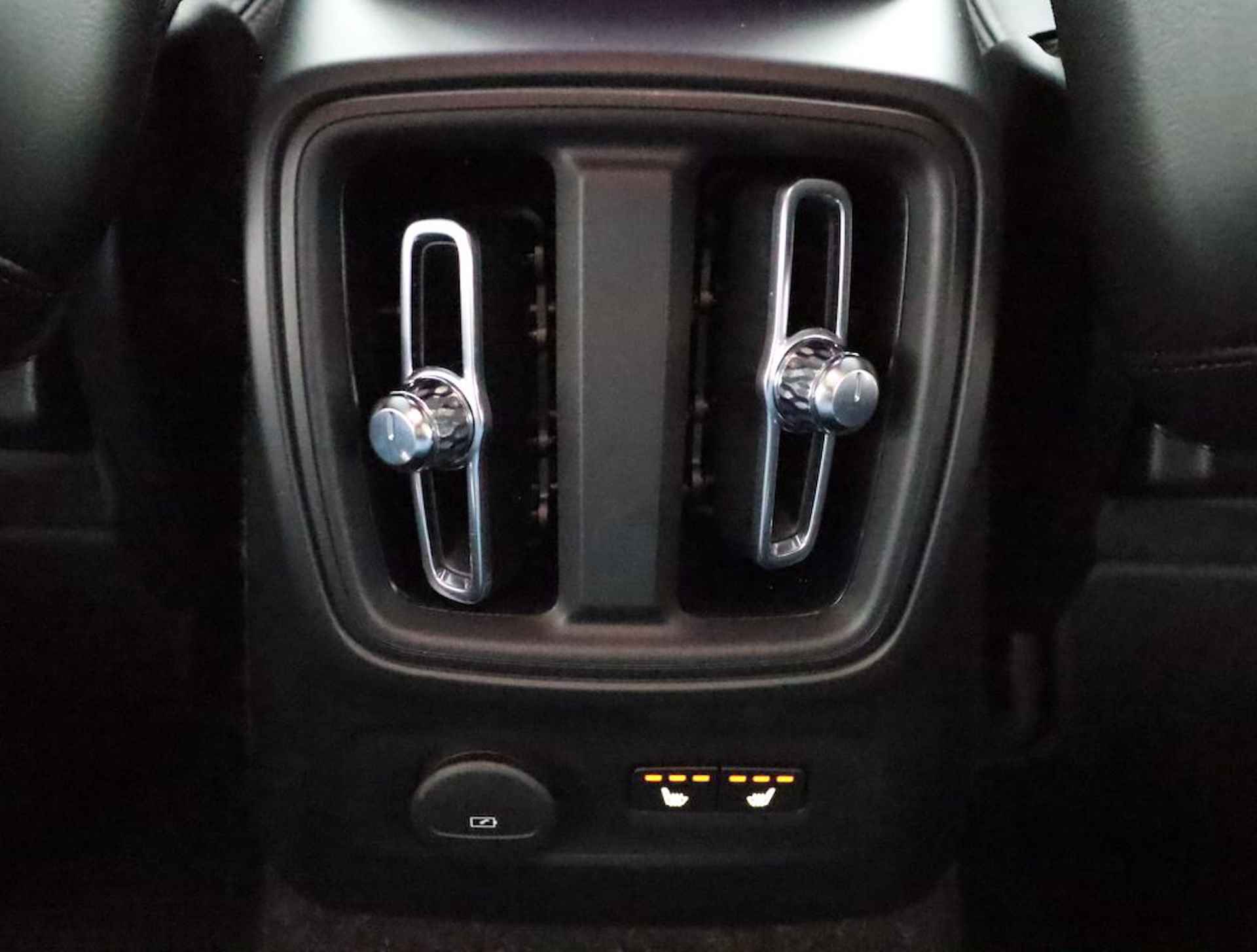 Volvo XC40 Recharge T5 Plug-in hybride R-Design Lederen interieur | Stoelverwarming voor + achter | Stuurwielverwarming | Parkeerverwarming met timer | Parkeercamera | Parkeersensoren voor + achter | 19'' LM velgen - 48/60