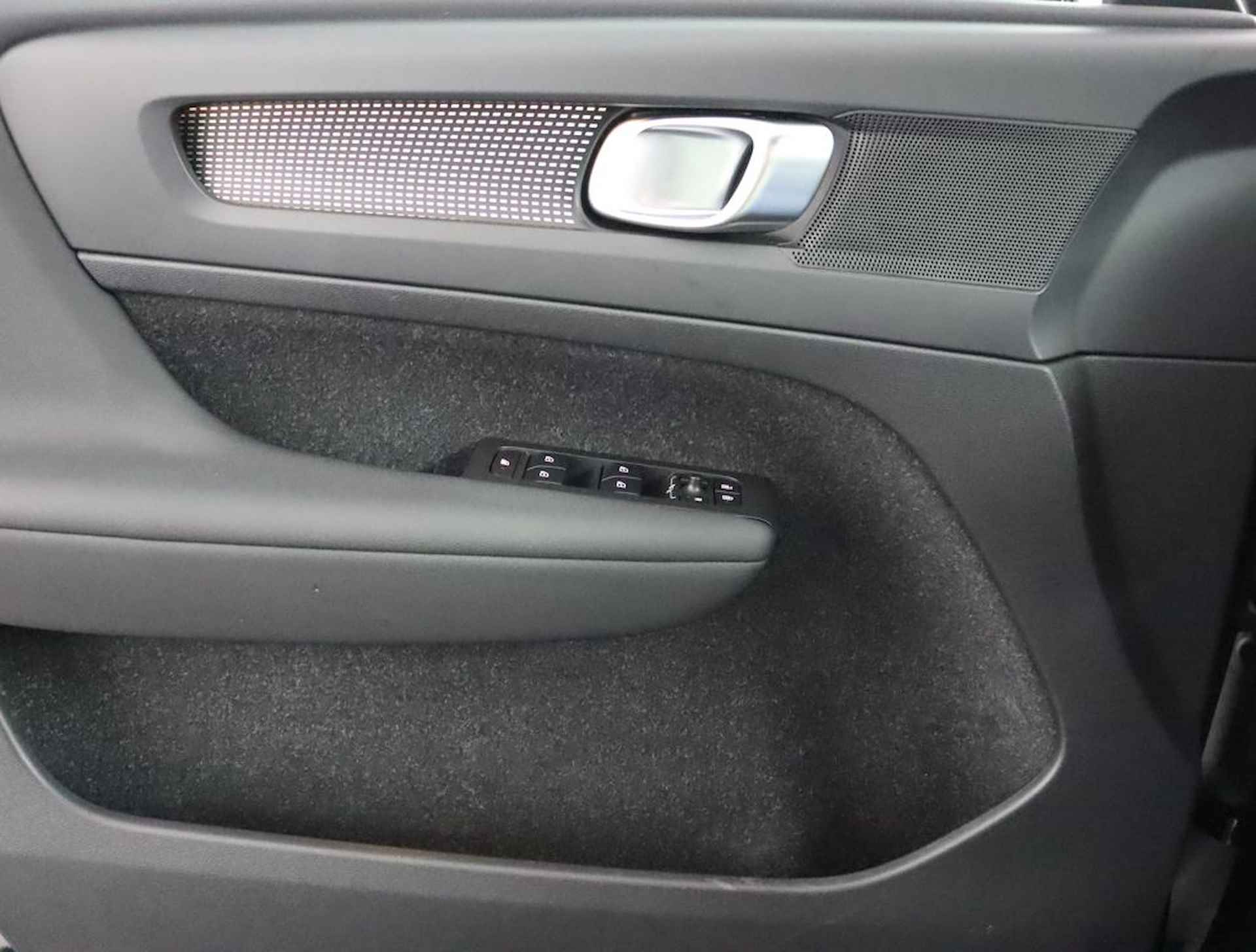 Volvo XC40 Recharge T5 Plug-in hybride R-Design Lederen interieur | Stoelverwarming voor + achter | Stuurwielverwarming | Parkeerverwarming met timer | Parkeercamera | Parkeersensoren voor + achter | 19'' LM velgen - 49/60