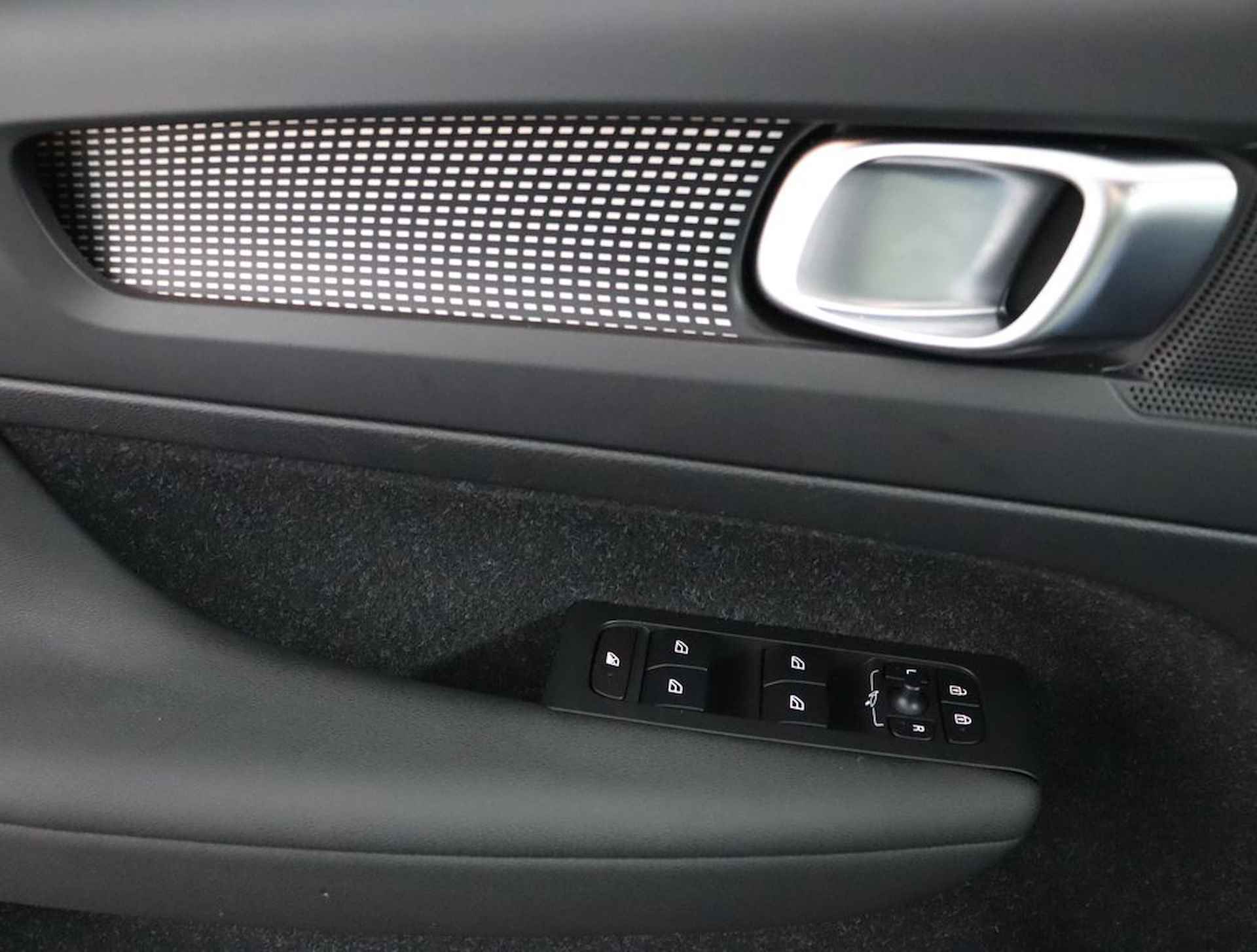Volvo XC40 Recharge T5 Plug-in hybride R-Design Lederen interieur | Stoelverwarming voor + achter | Stuurwielverwarming | Parkeerverwarming met timer | Parkeercamera | Parkeersensoren voor + achter | 19'' LM velgen - 50/60