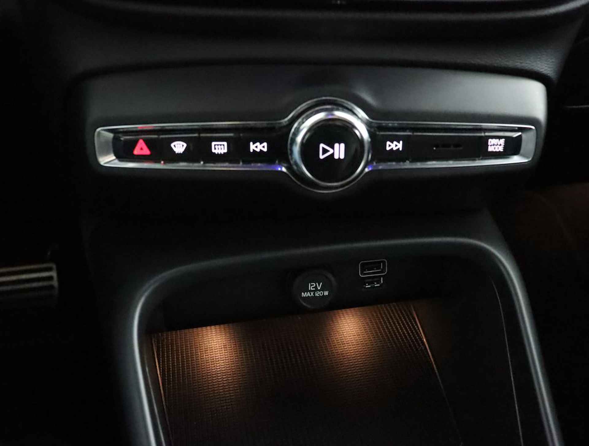 Volvo XC40 Recharge T5 Plug-in hybride R-Design Lederen interieur | Stoelverwarming voor + achter | Stuurwielverwarming | Parkeerverwarming met timer | Parkeercamera | Parkeersensoren voor + achter | 19'' LM velgen - 52/60